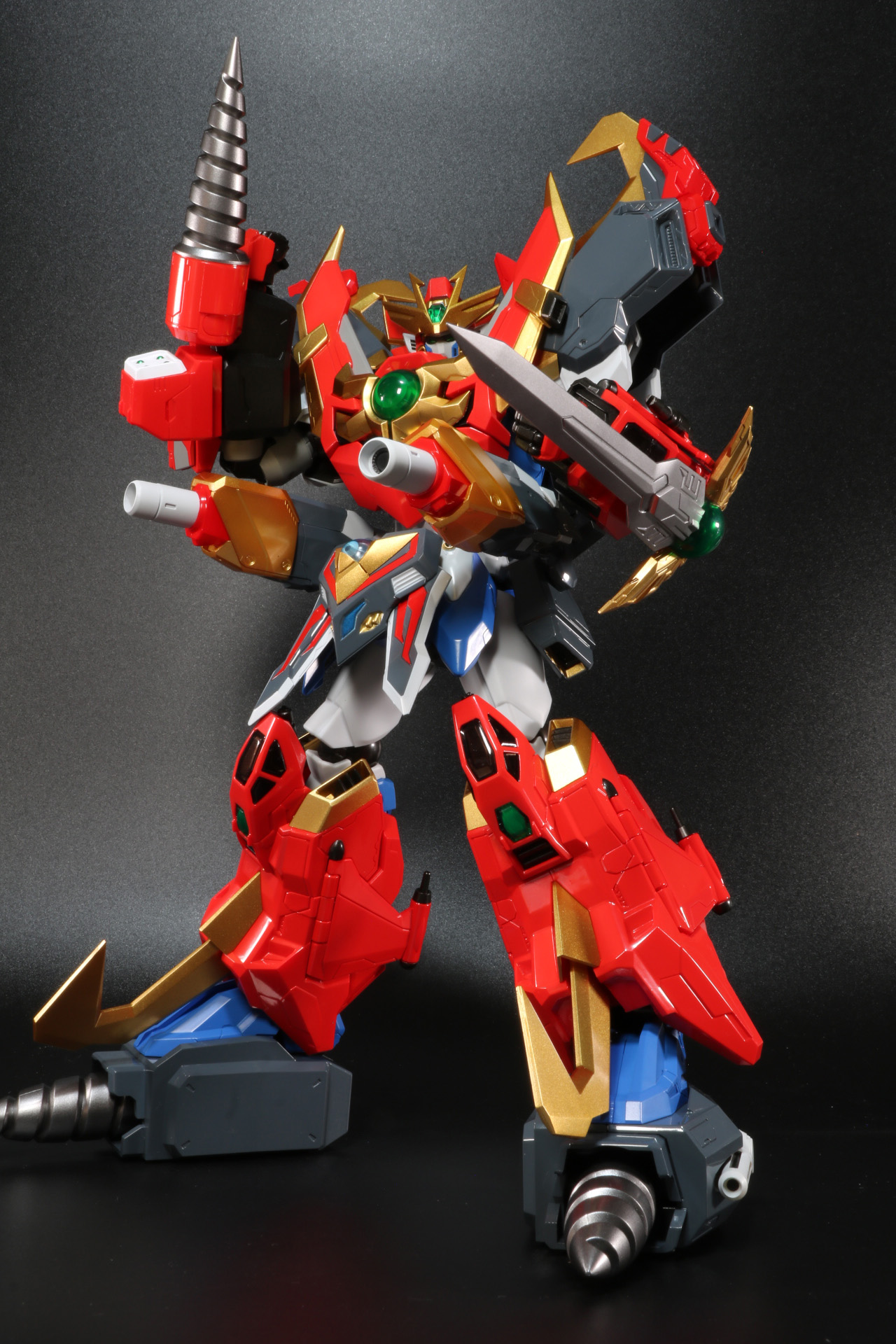 手首パーツを差し替えれば、腰のキャノンを支えたポーズも楽しめる