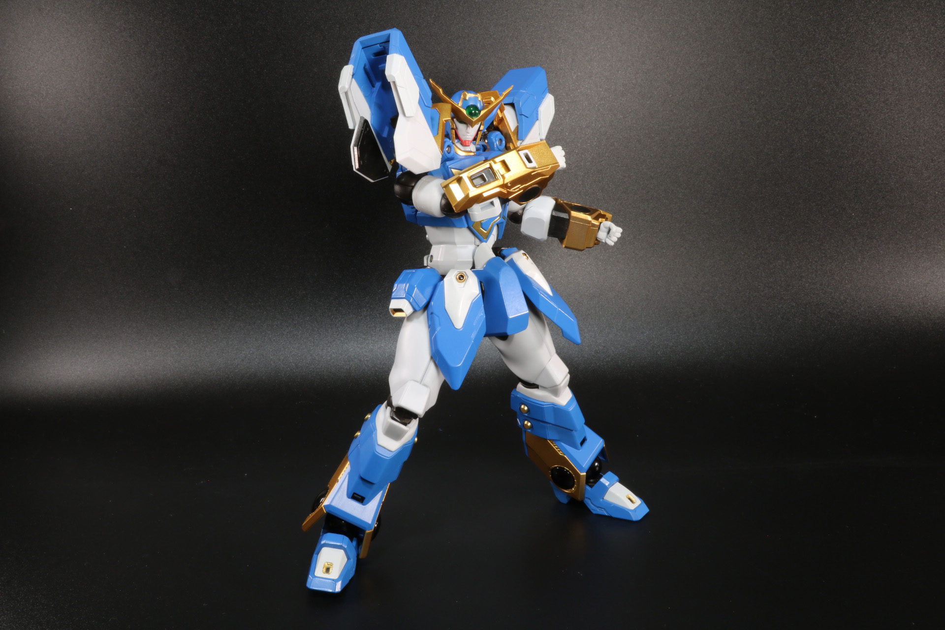 腕部を前に出す際は、肩アーマーを引き上げて動かす