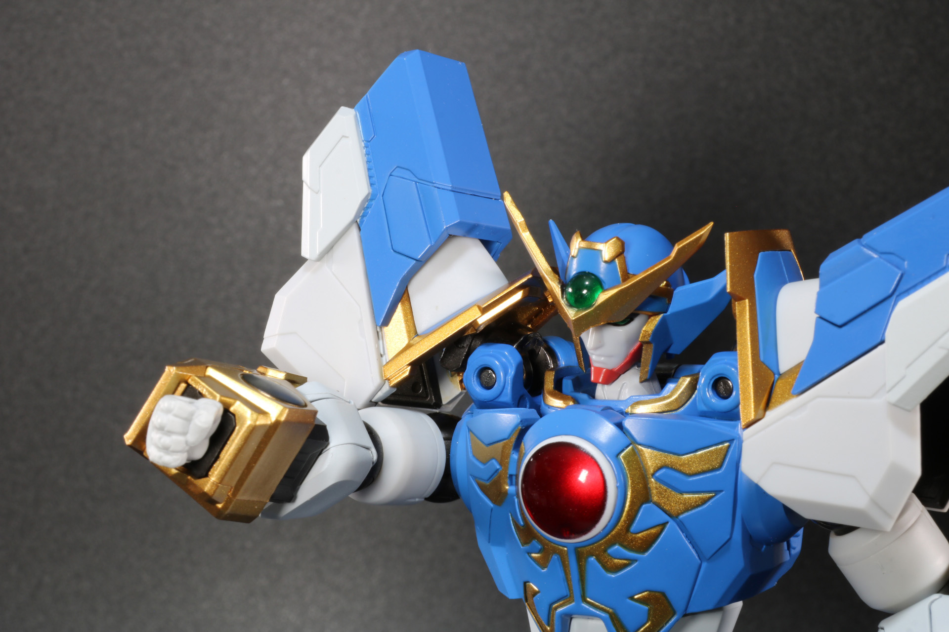 腕部を前に出す際は、肩アーマーを引き上げて動かす