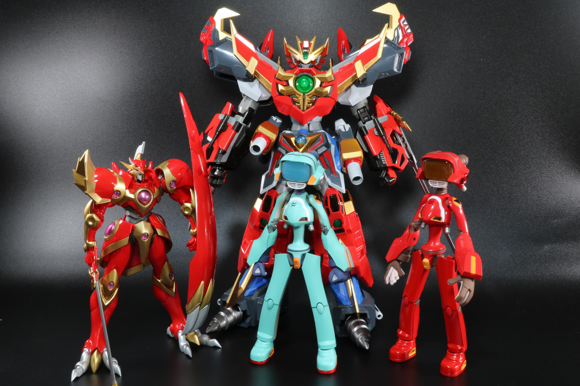 千値練より展開されている「RIOBOT」シリーズの「レイアース」（左）とアクションフィギュア「カンチ（青）」（中央）、「カンチ（赤）」（右）」と比較