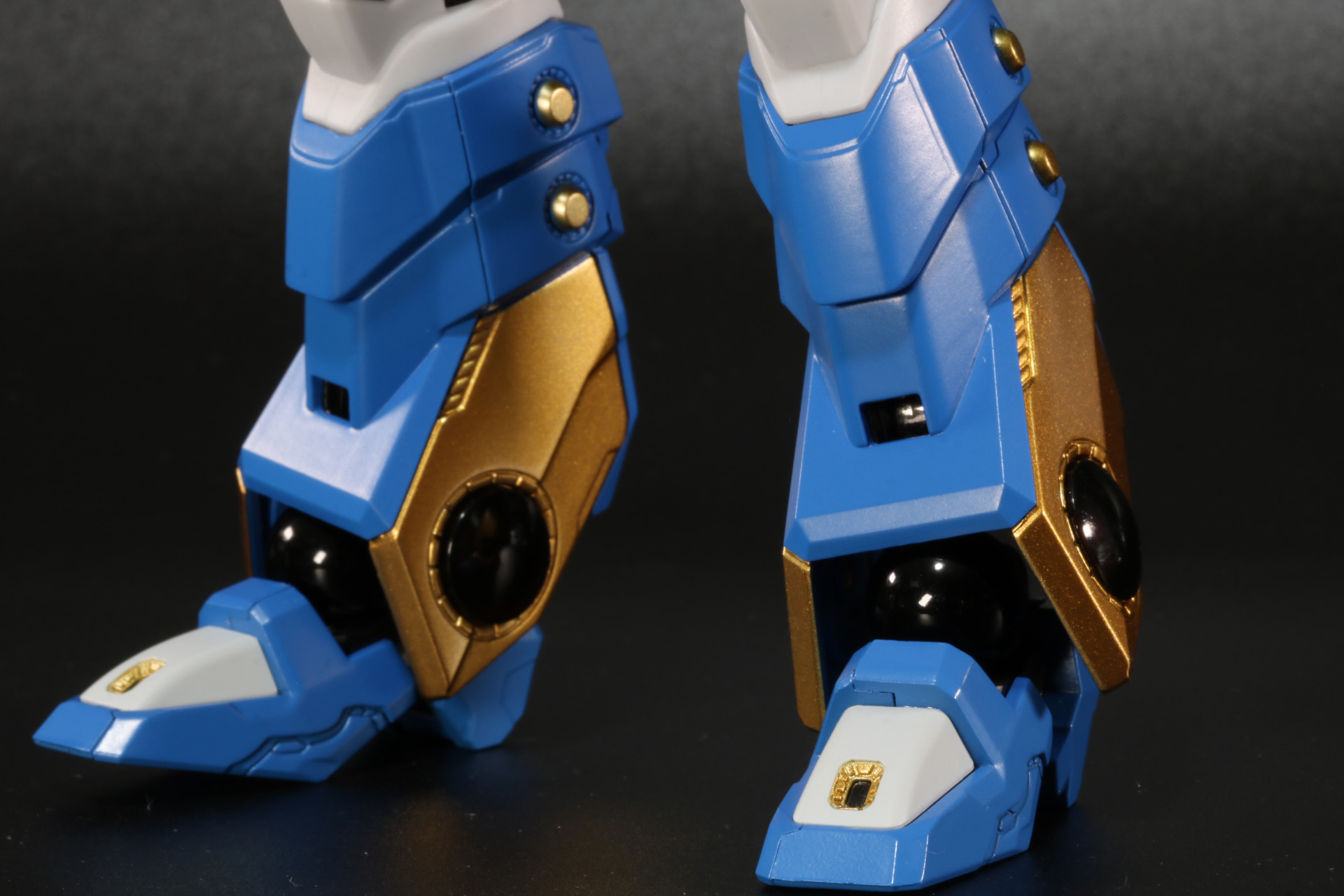 脚部は安定化あるダイキャストが使用されている