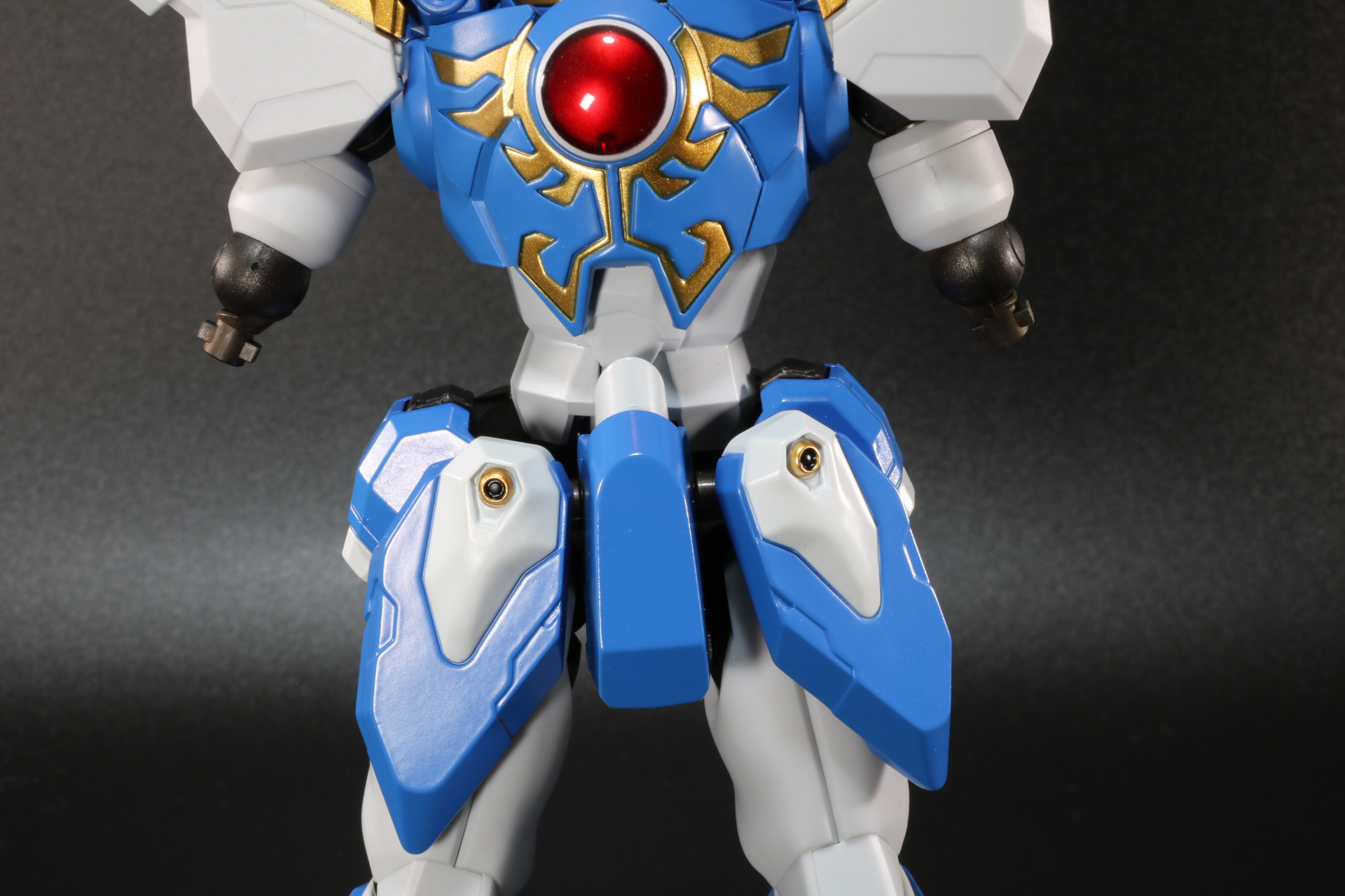 前腕部は内側のカバーを開いてそこから取り外し、肘までの長さにする