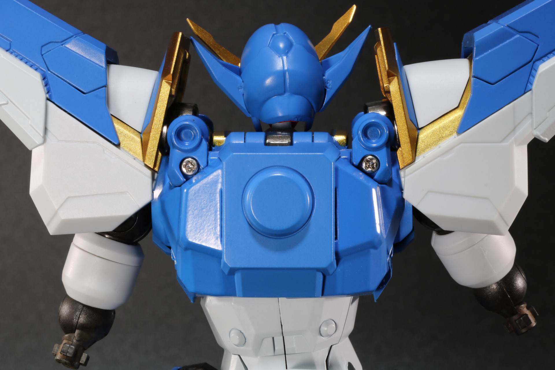 胸部の拡張に合わせて背面も同様に開く仕組みとなっている