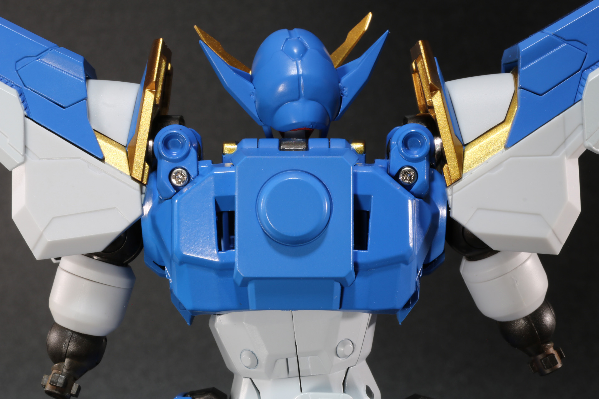 胸部の拡張に合わせて背面も同様に開く仕組みとなっている