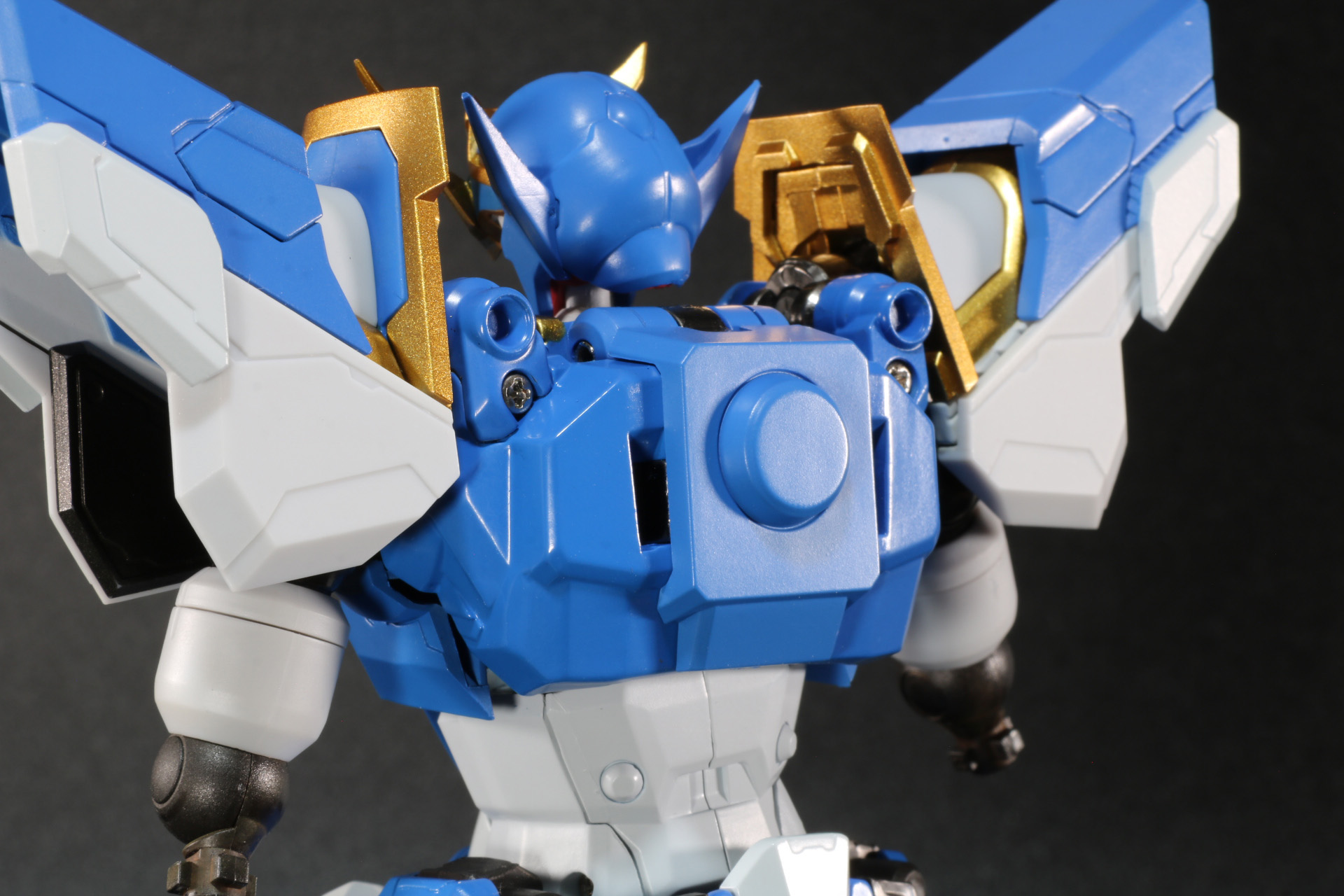 胴体の背面を開く