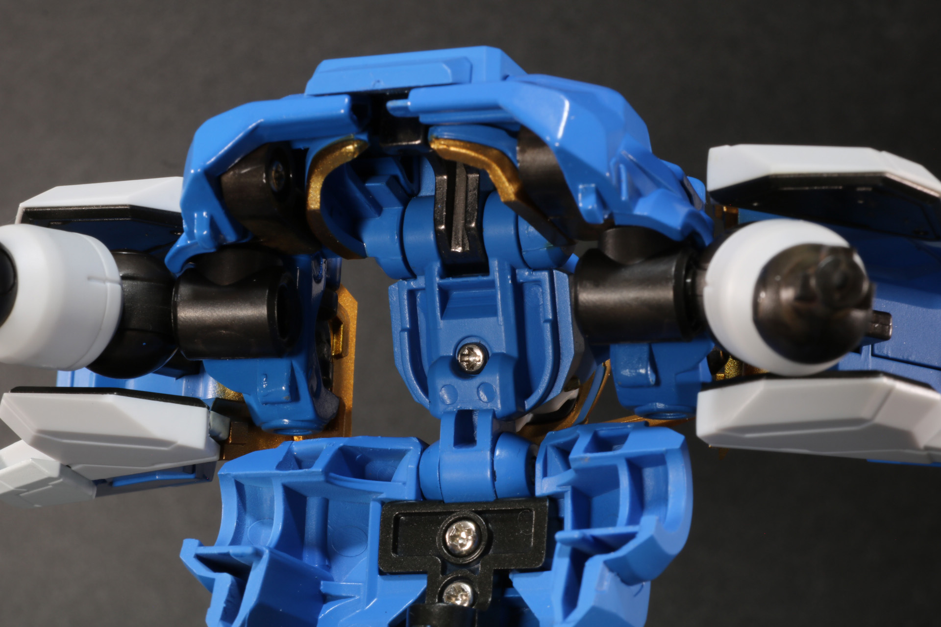 「グランカイザー」の襟元を内側に収納する