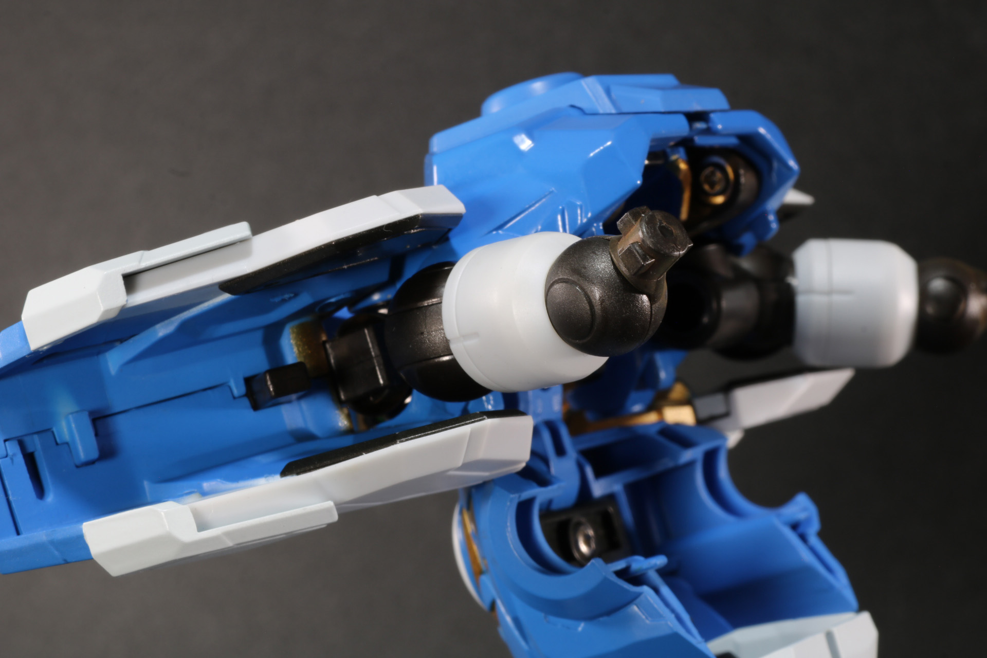 腕部は開いた胴体へと格納する形で動かす