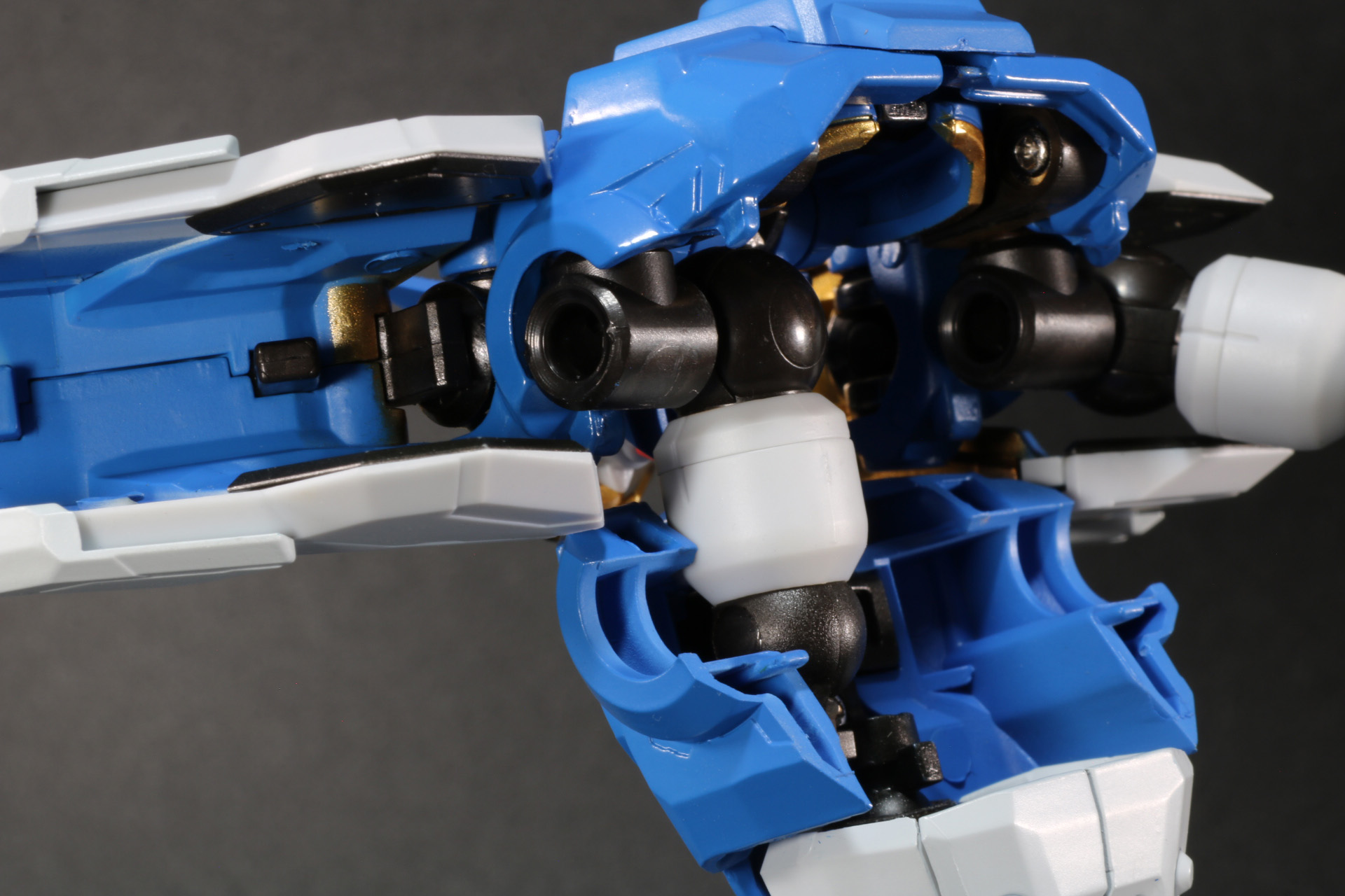 腕部は開いた胴体へと格納する形で動かす