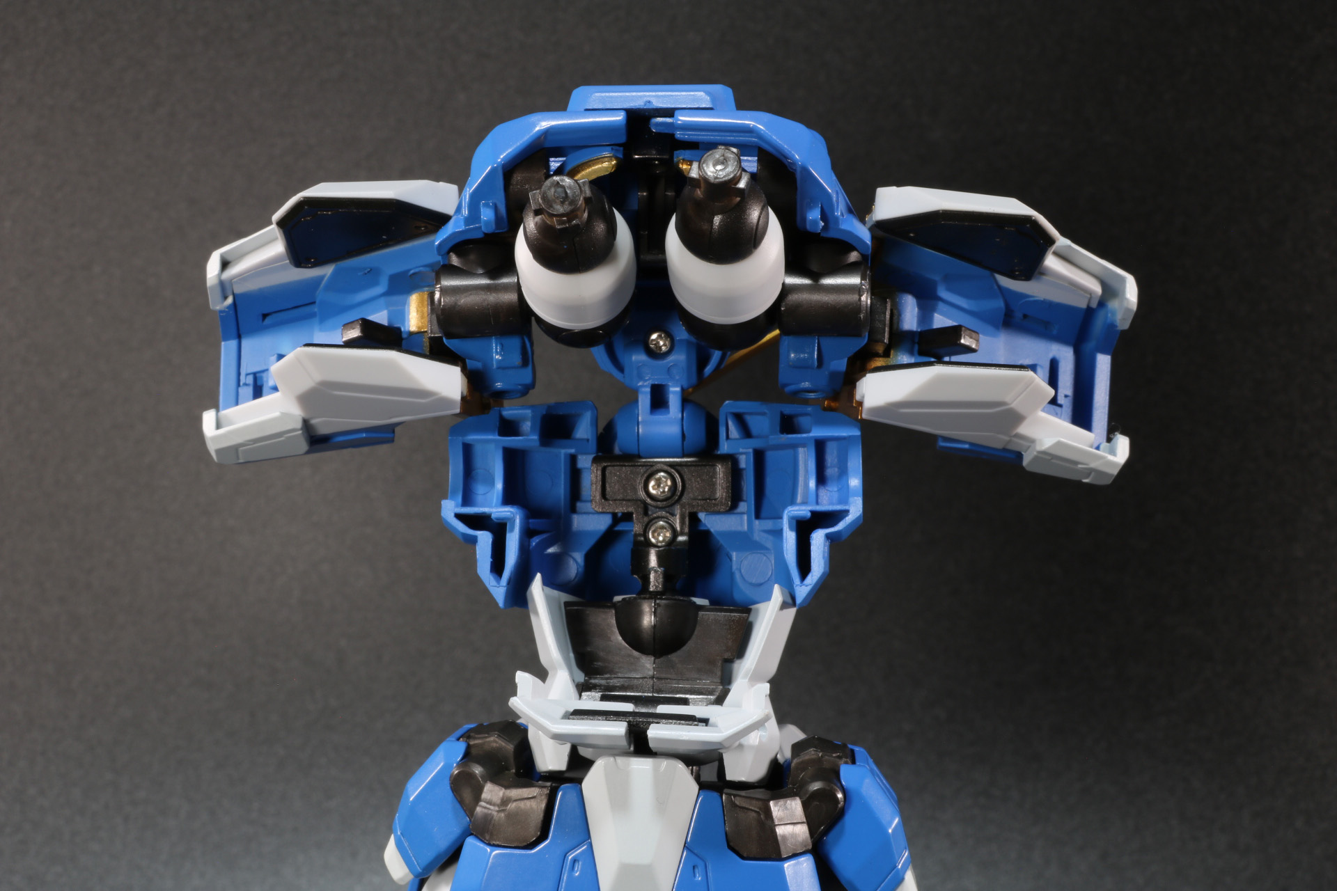 左右の腕部を内側に動かし、開いていた胴体を閉じて収納