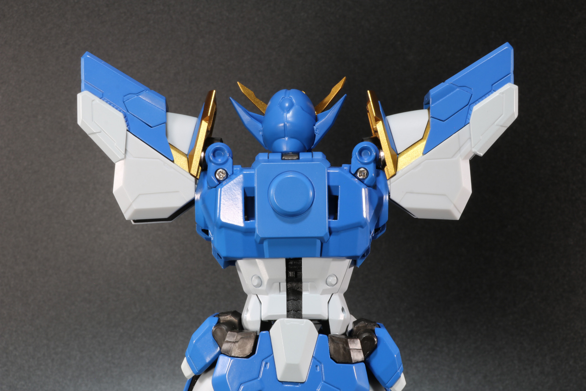 左右の腕部を内側に動かし、開いていた胴体を閉じて収納