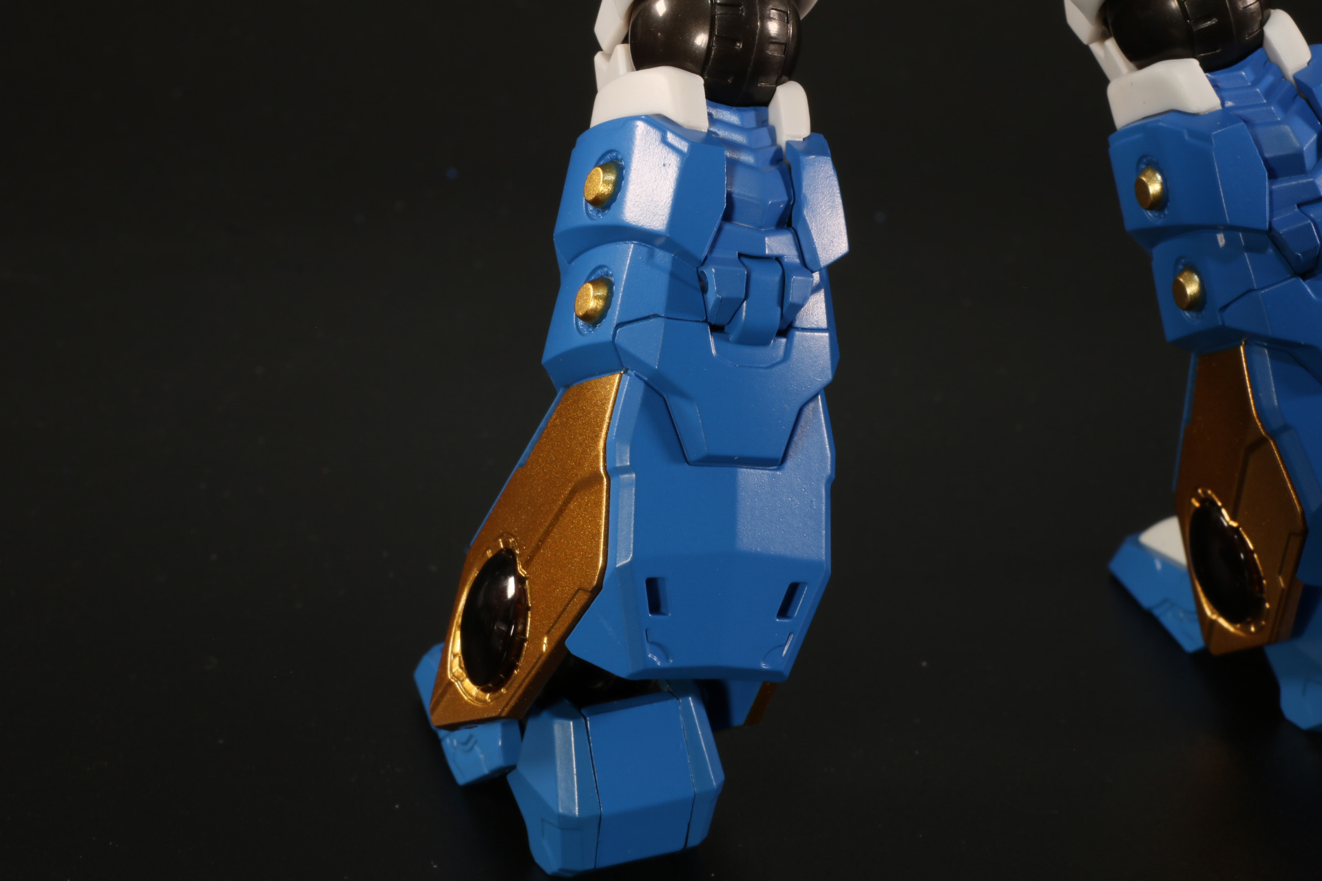 脚部は脹脛のカバーを開いて、足首を収納