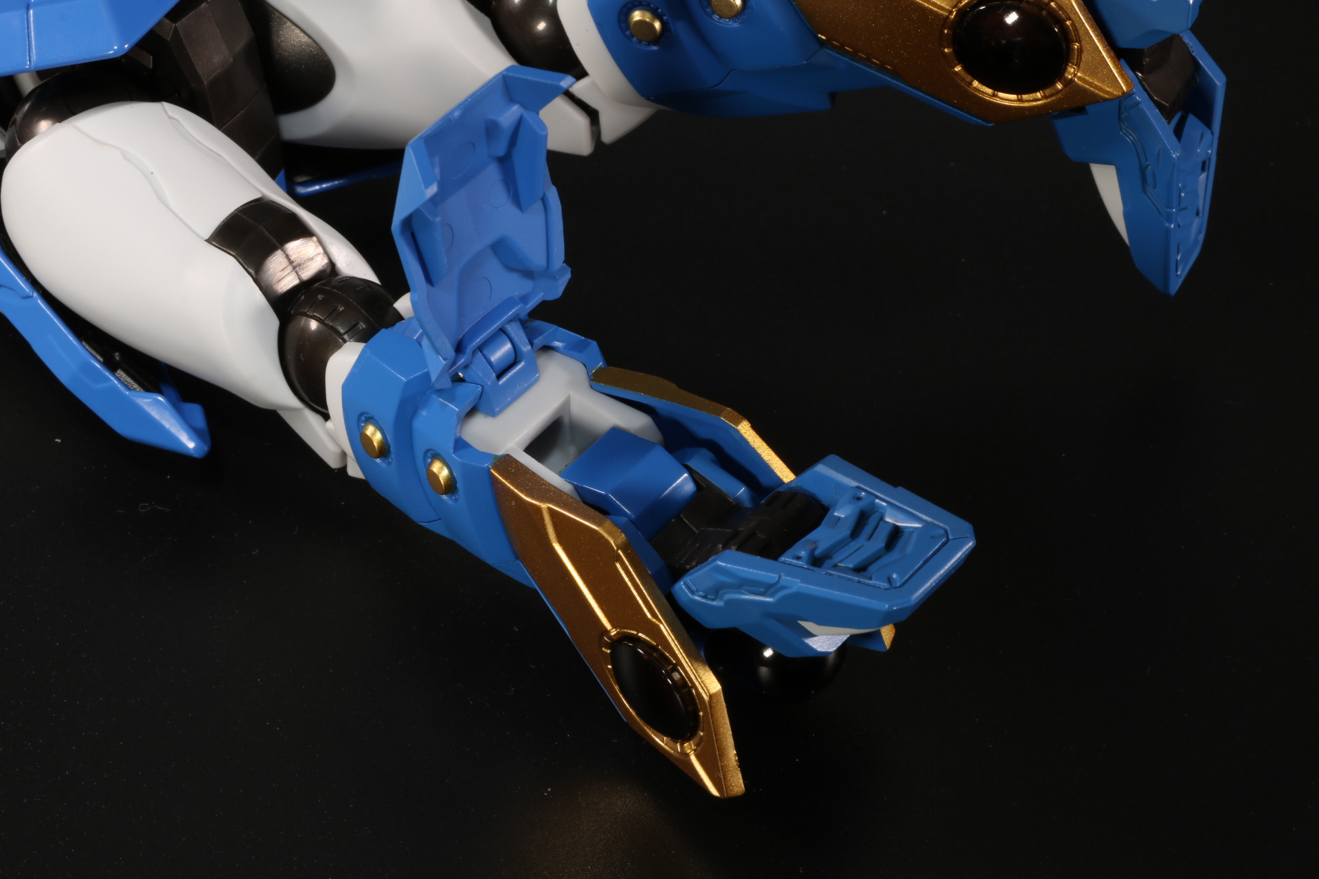 脚部は脹脛のカバーを開いて、足首を収納