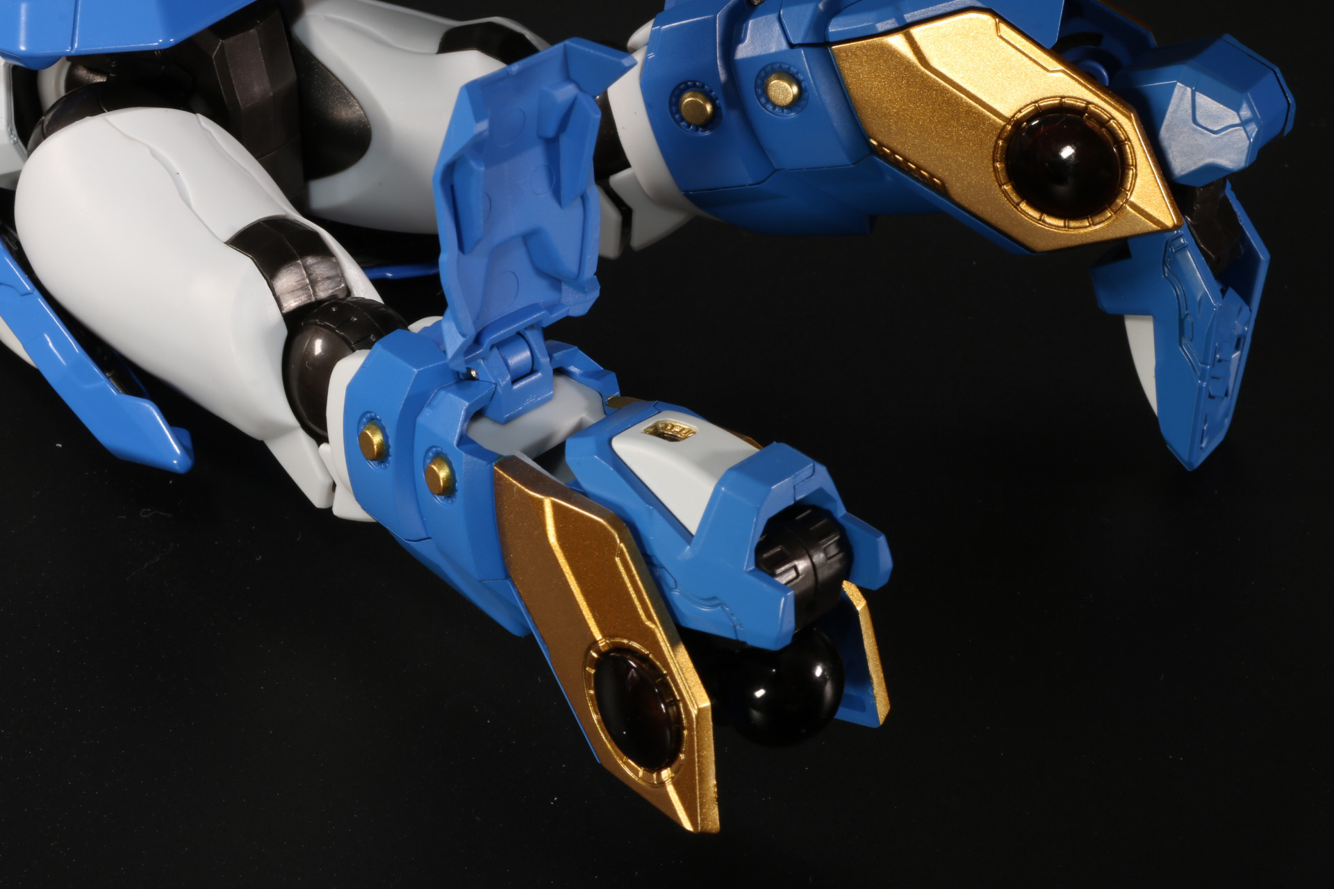 つま先を脹脛の方へ動かして、カバーで覆う