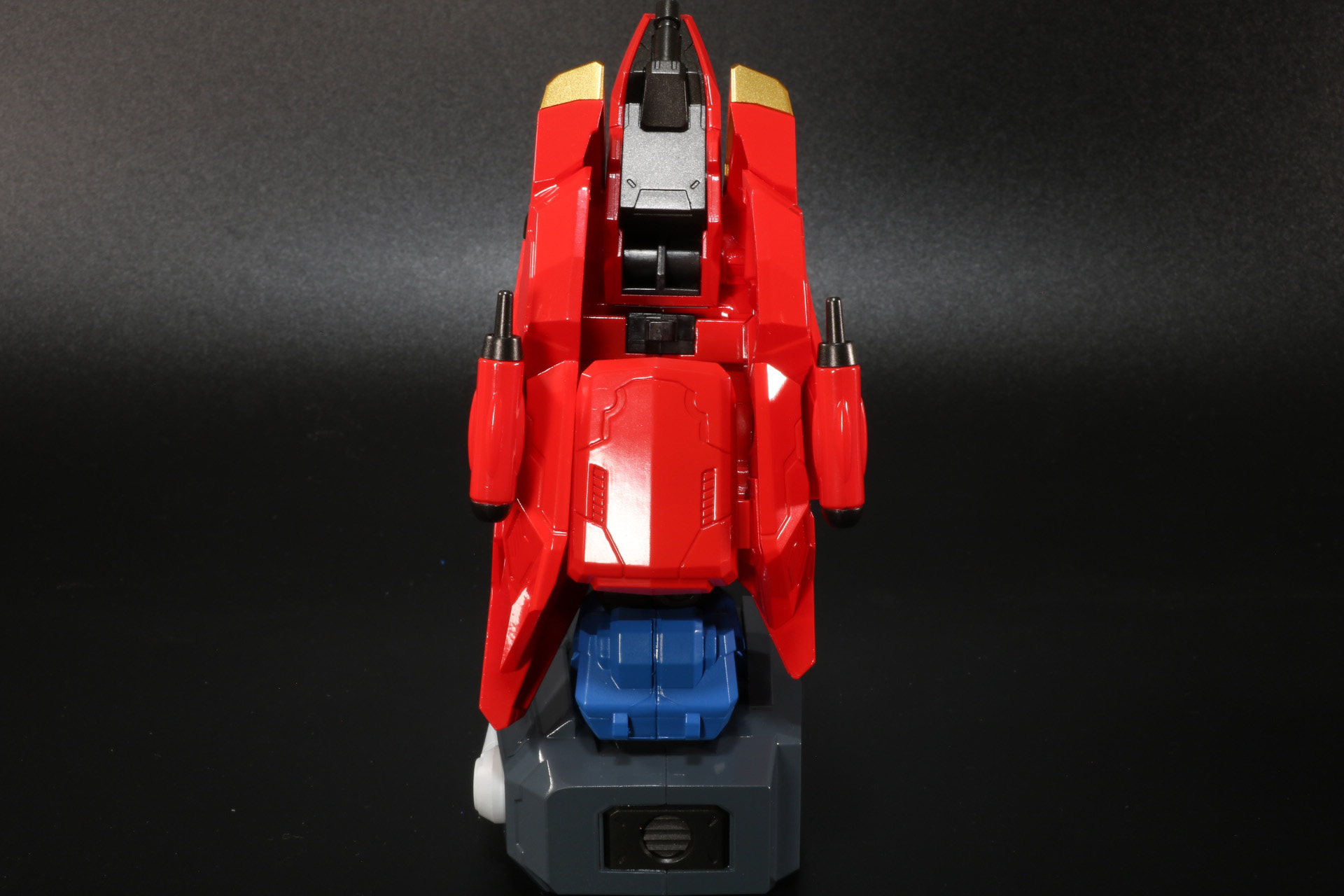 脚部は後ろのアーマーを展開して、「グランカイザー」の脚部を収納