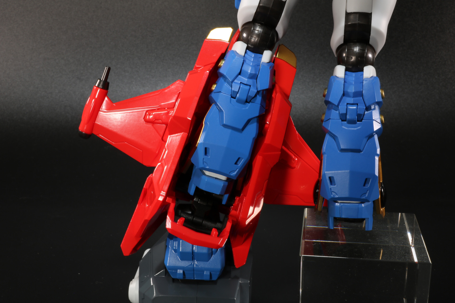 前面の突起と背面のカバーで固定する