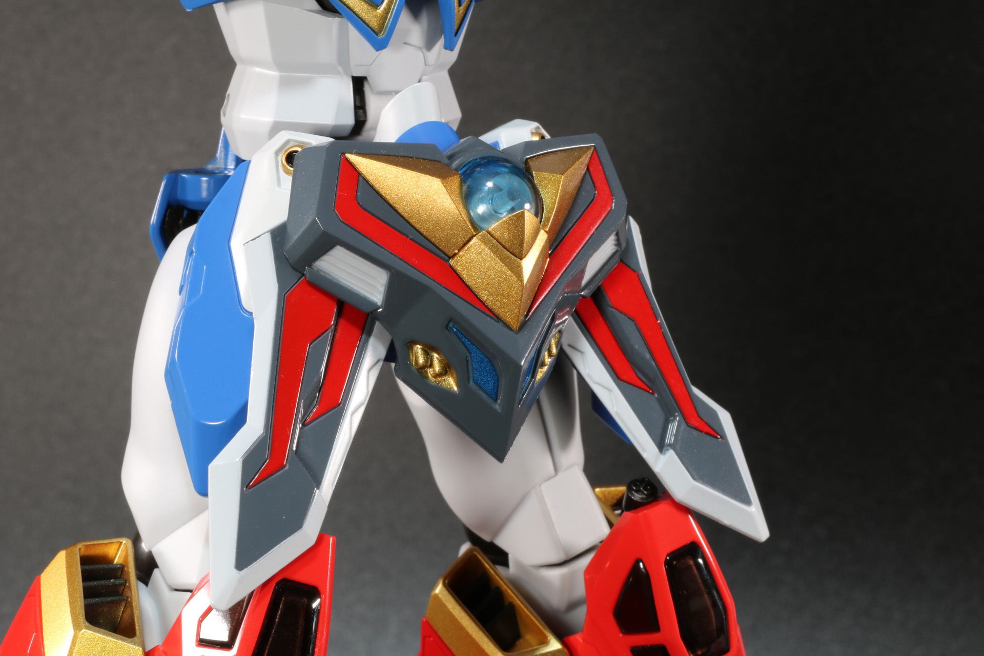 フロントアーマーは引っ掛ける形で装着