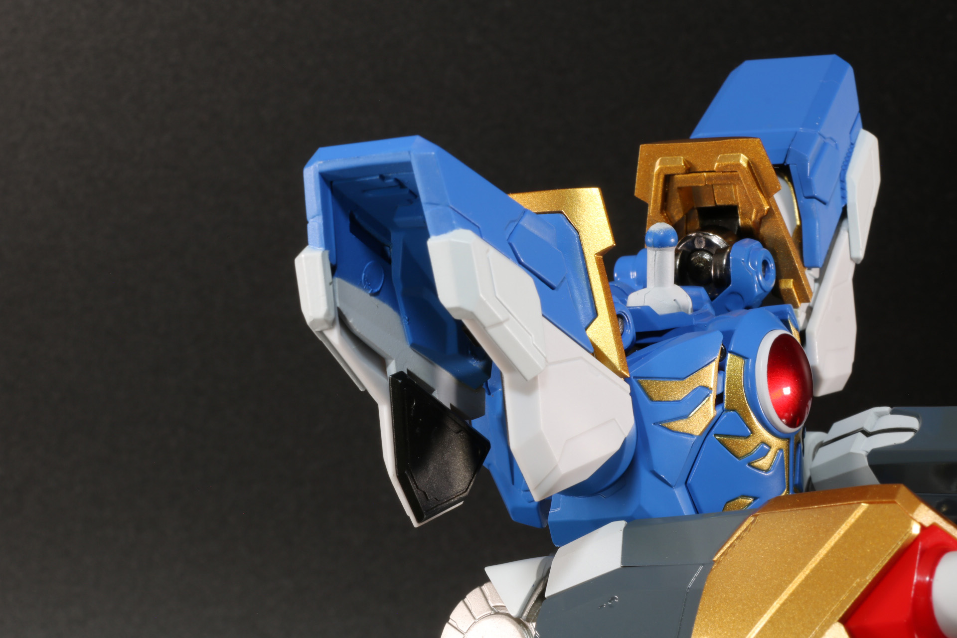 「グランカイザー」の肩に腕部の接続パーツを装着