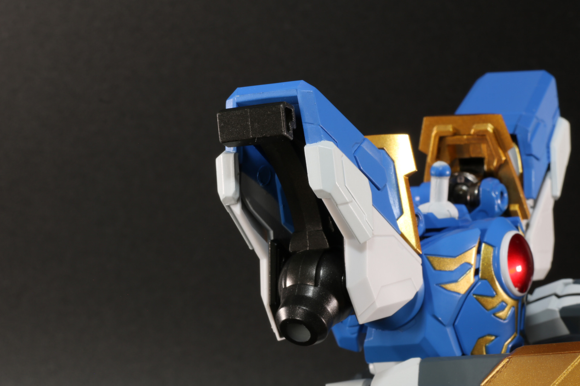 「グランカイザー」の肩に腕部の接続パーツを装着