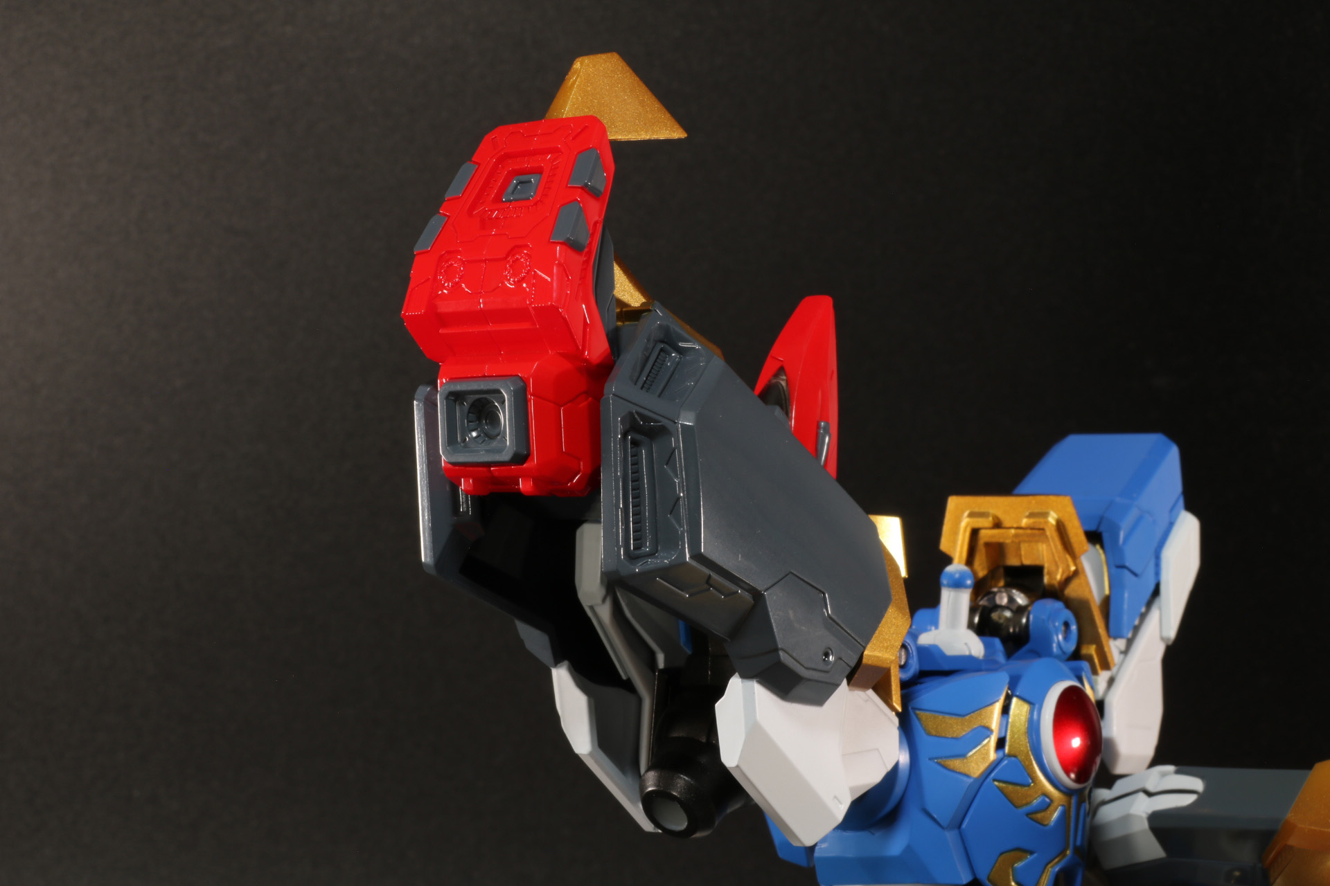 残りの肩アーマーで挟み込む