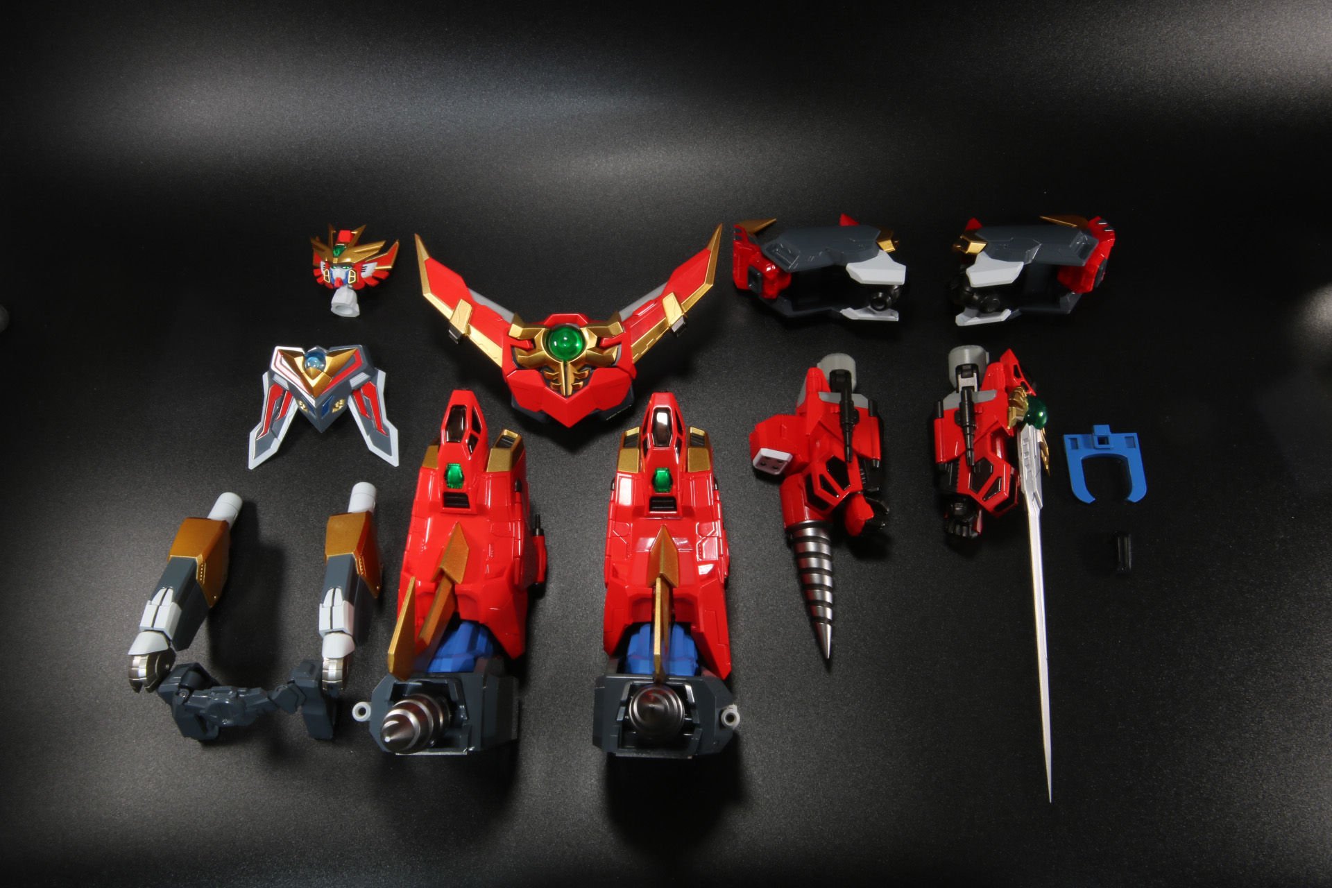 「アルティメットグラヴィオン」の各パーツ。脚部と腕部、胸部、肩部、頭部、腰部がある