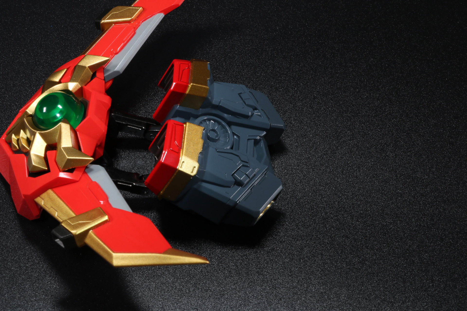 「グランカイザー」の展開した胴体の隙間に胸部パーツをはめ込む