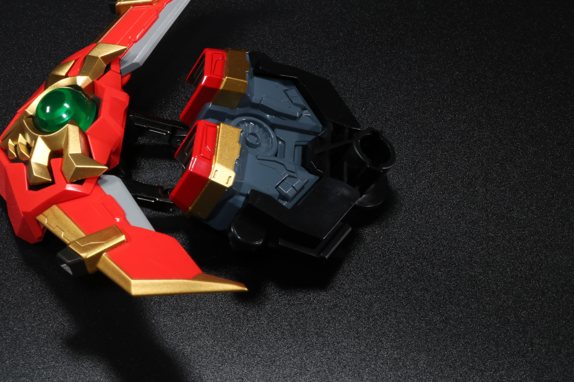 「グランカイザー」の展開した胴体の隙間に胸部パーツをはめ込む