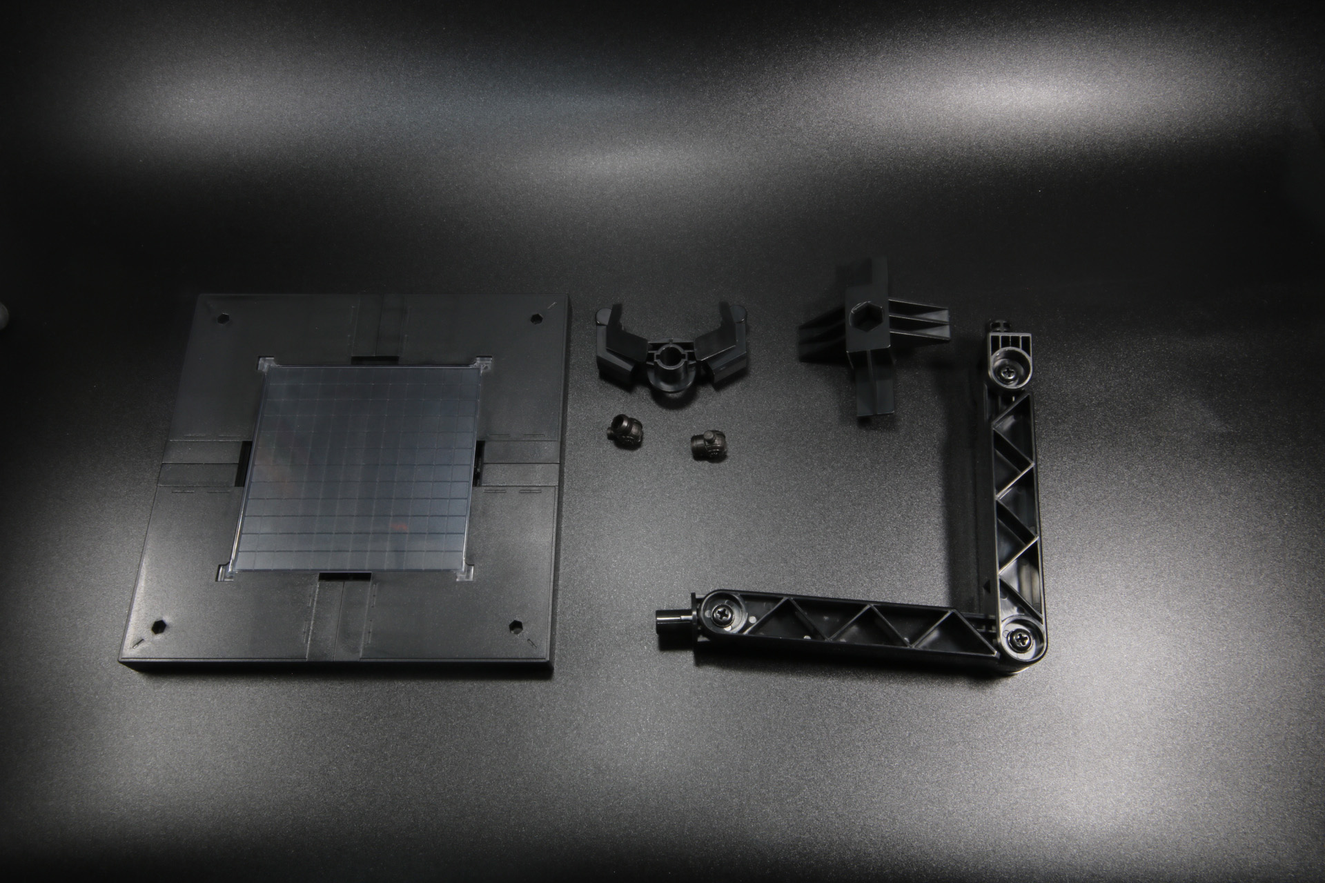 台座は「アルティメットグラヴィオン」に合わせたサイズとなっており、背部パーツとの接続パーツがある。また、別売りの「METAMOR-FORCE ゴッドグラヴィオン」などのパーツを装着するための接続パーツがボーナスパーツとして付属している