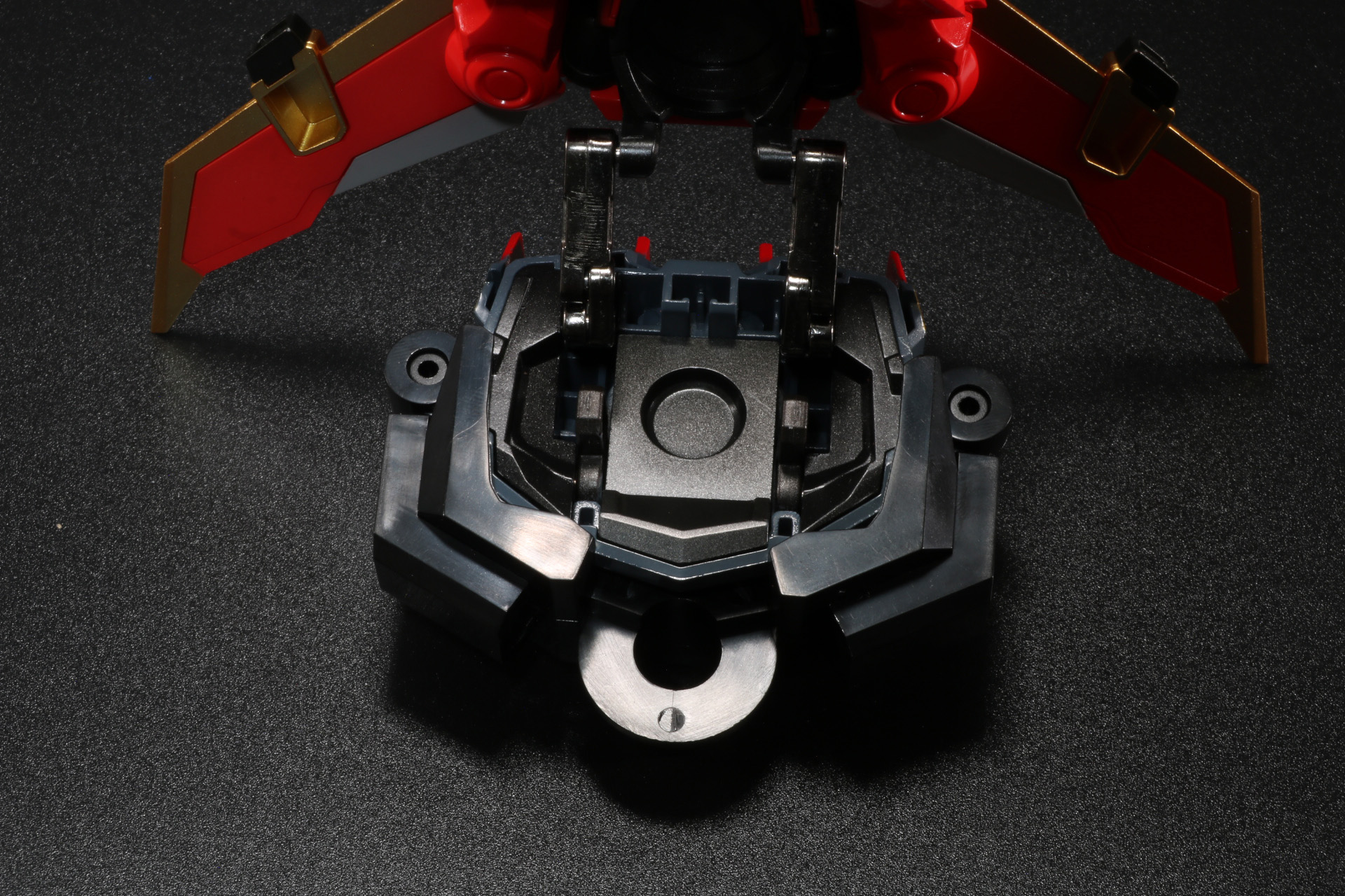 「グランカイザー」の展開した胴体の隙間に胸部パーツをはめ込む