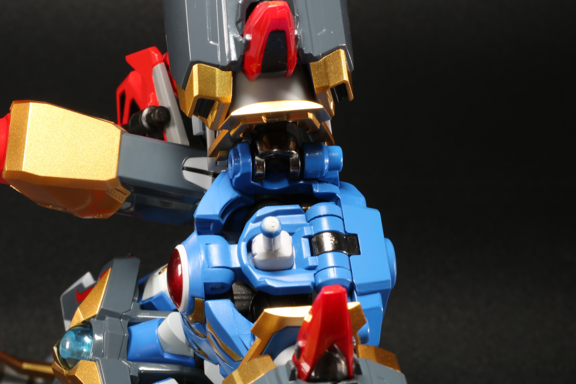 「グランカイザー」の展開した胴体の隙間に胸部パーツをはめ込む