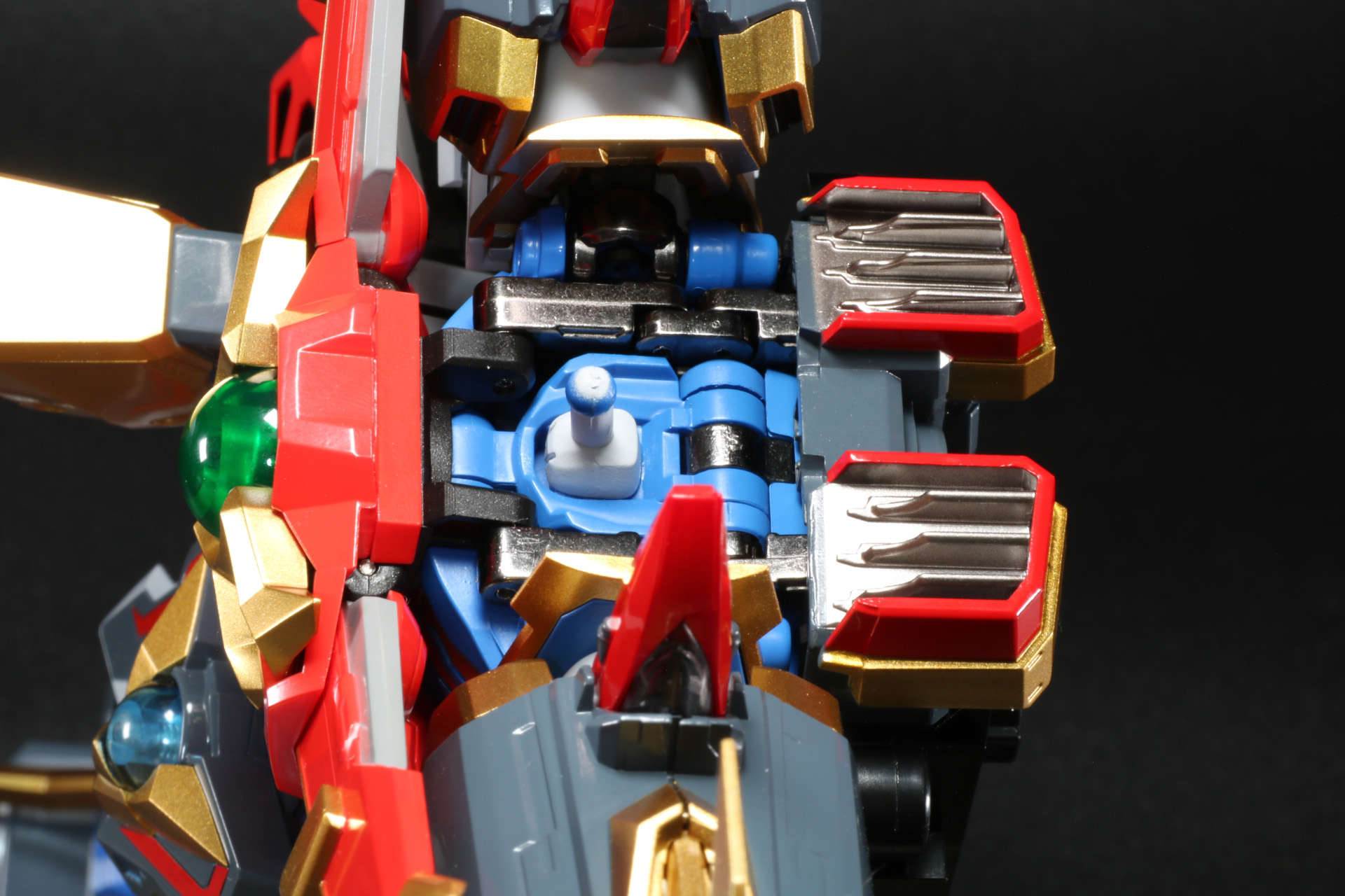 「グランカイザー」の展開した胴体の隙間に胸部パーツをはめ込む