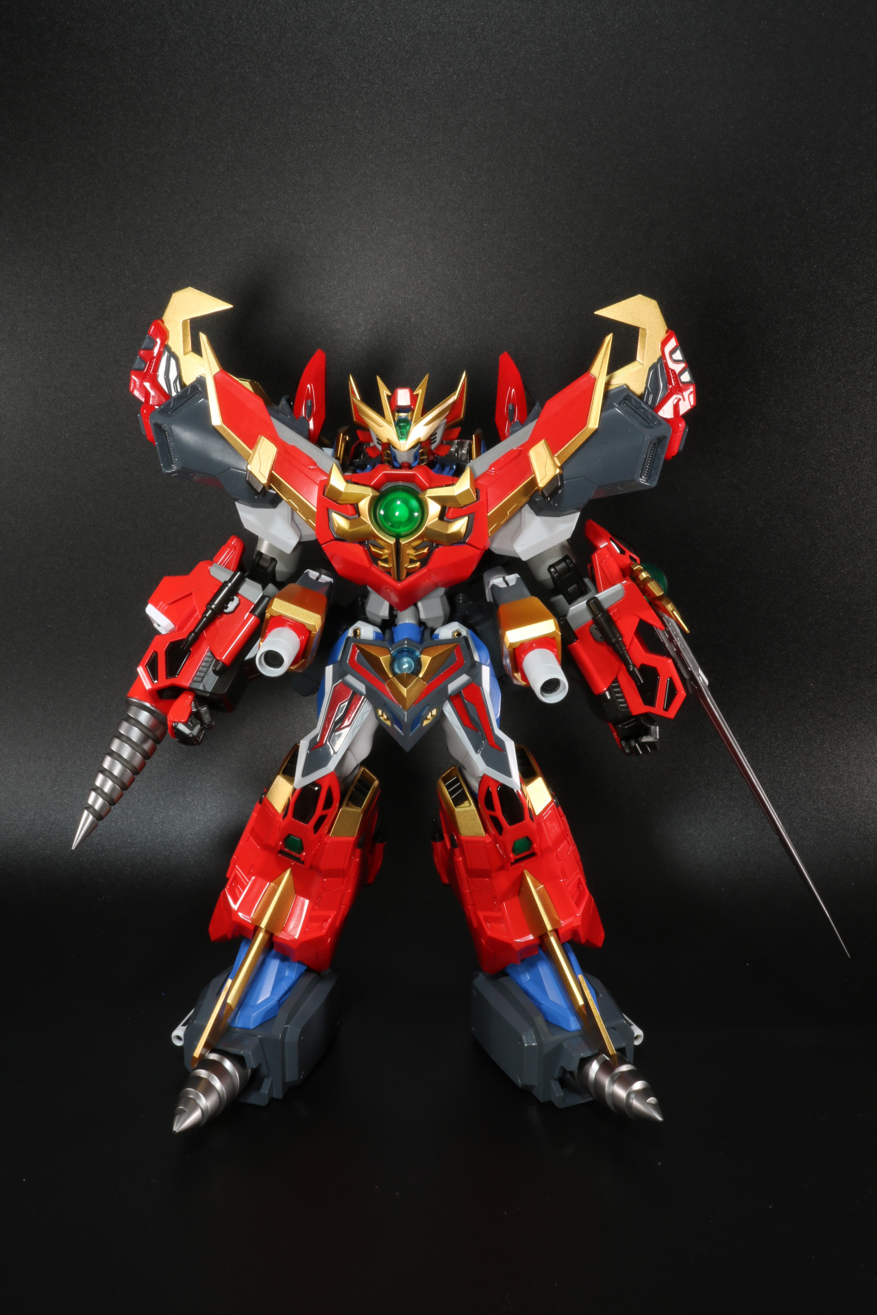 千値練より展開されている「RIOBOT」シリーズの「レイアース」（左）とアクションフィギュア「カンチ（青）」（中央）、「カンチ（赤）」（右）」と比較