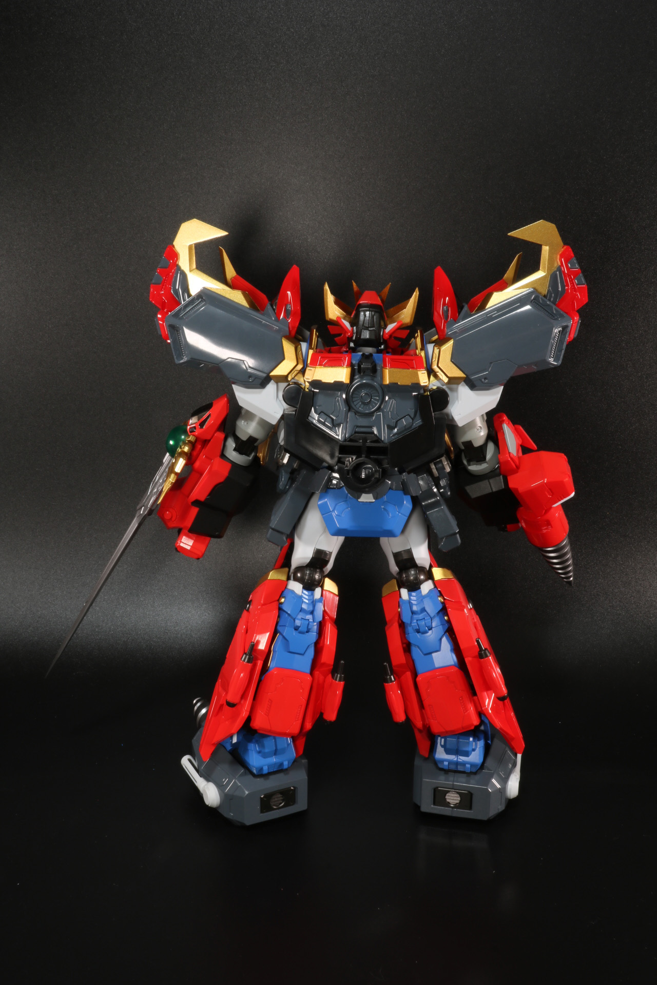 千値練より展開されている「RIOBOT」シリーズの「レイアース」（左）とアクションフィギュア「カンチ（青）」（中央）、「カンチ（赤）」（右）」と比較