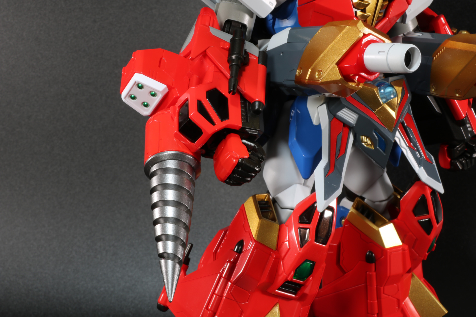 右腕には巨大なドリルを装備