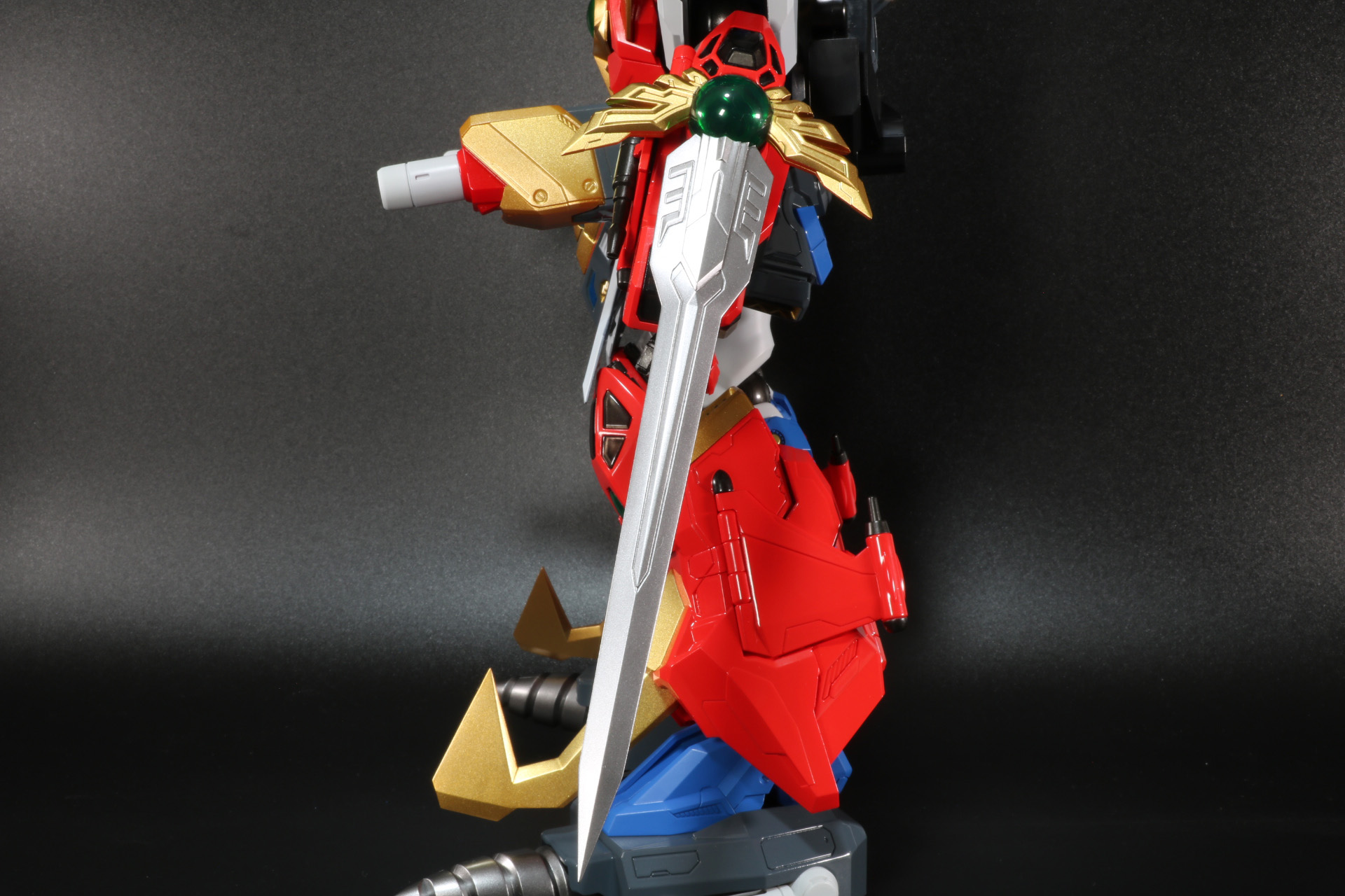 左腕には超重剣を装着。なお、着脱することはできない