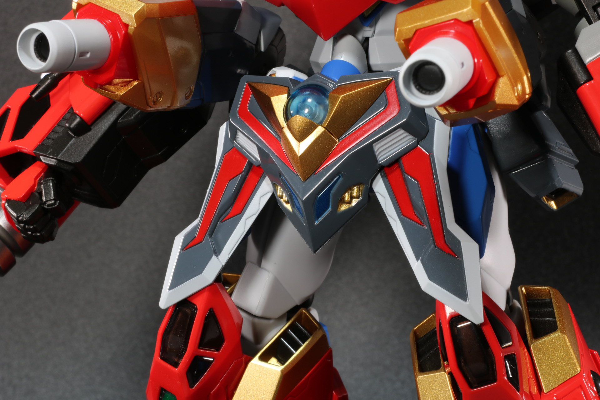 フロントスカートにはGシャドウの造形が再現されている。腰のキャノンは「グランΣ」が変形した状態を再現したもの