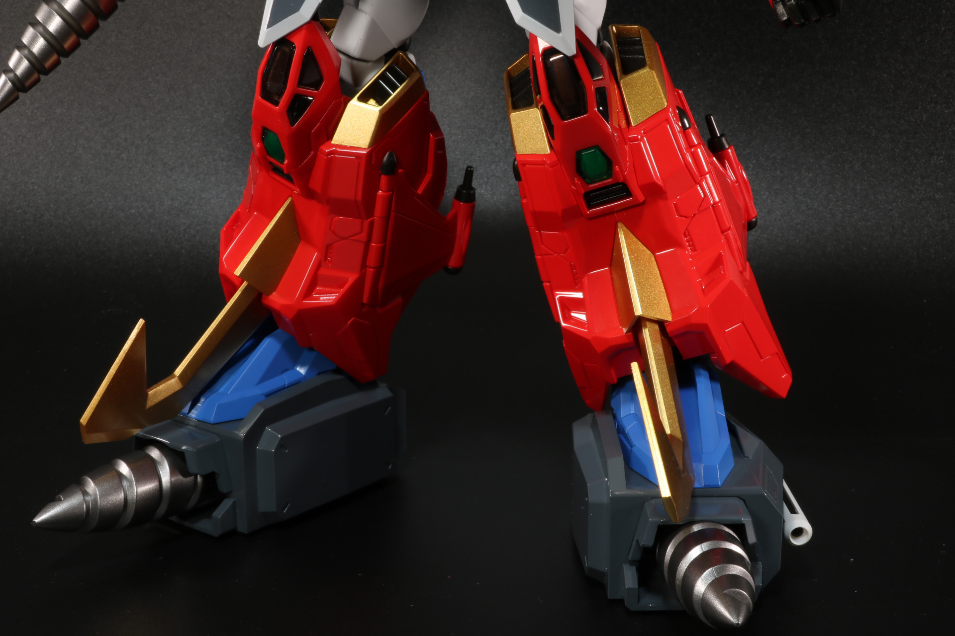 脚部は「ソルグラヴィオン」も圧巻の巨大感。足先のGドリラーを再現した部分ははドリル部分の角度調整が可能