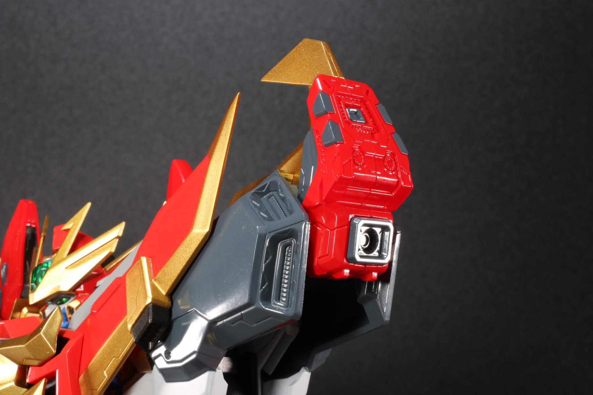 肩のアーマーはGストライカー、Gアタッカーがそれぞれ再現された造形となっている