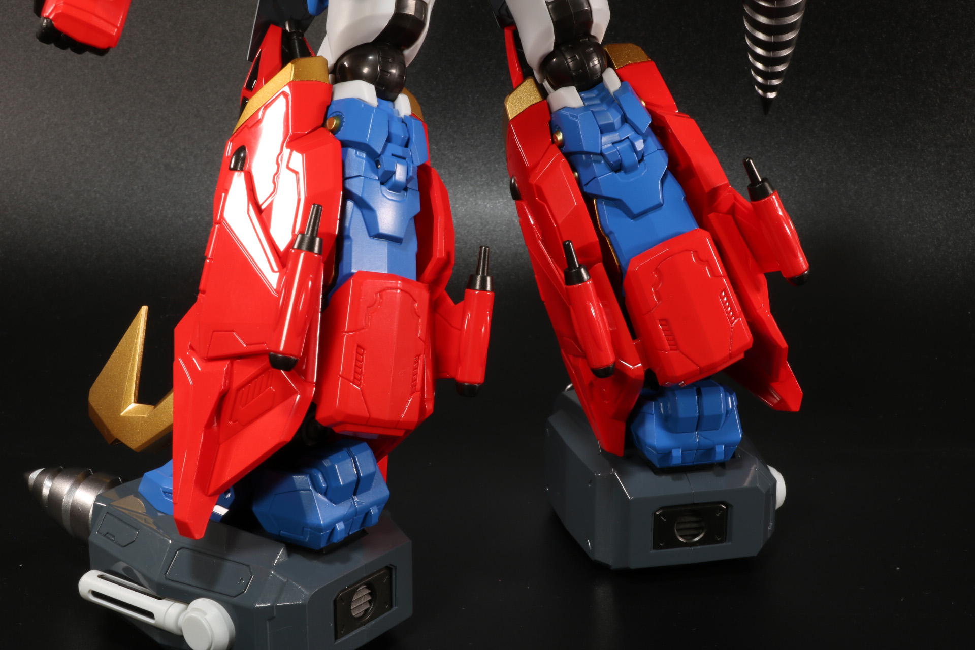 巨大な脚部は接地面も広く、足首の可動で安定感あるポーズができる