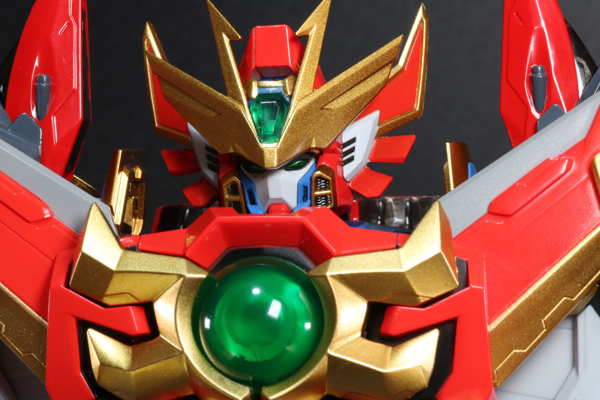 頬のダクトや額のクリスタル状のパーツなど神々しい頭部の再現に、胸部のエンブレムも存在感あるゴールドが光る