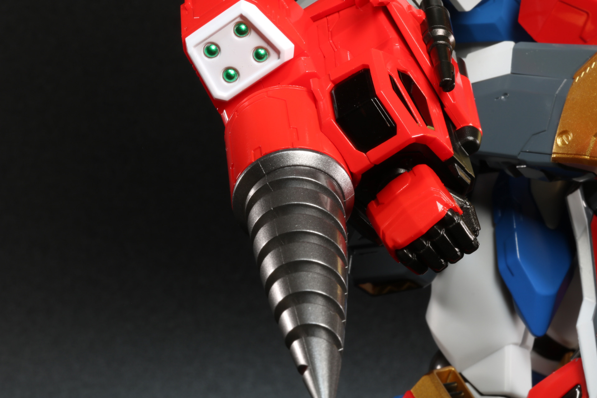 右腕のドリルはメタリック塗装で重厚感ある質感に