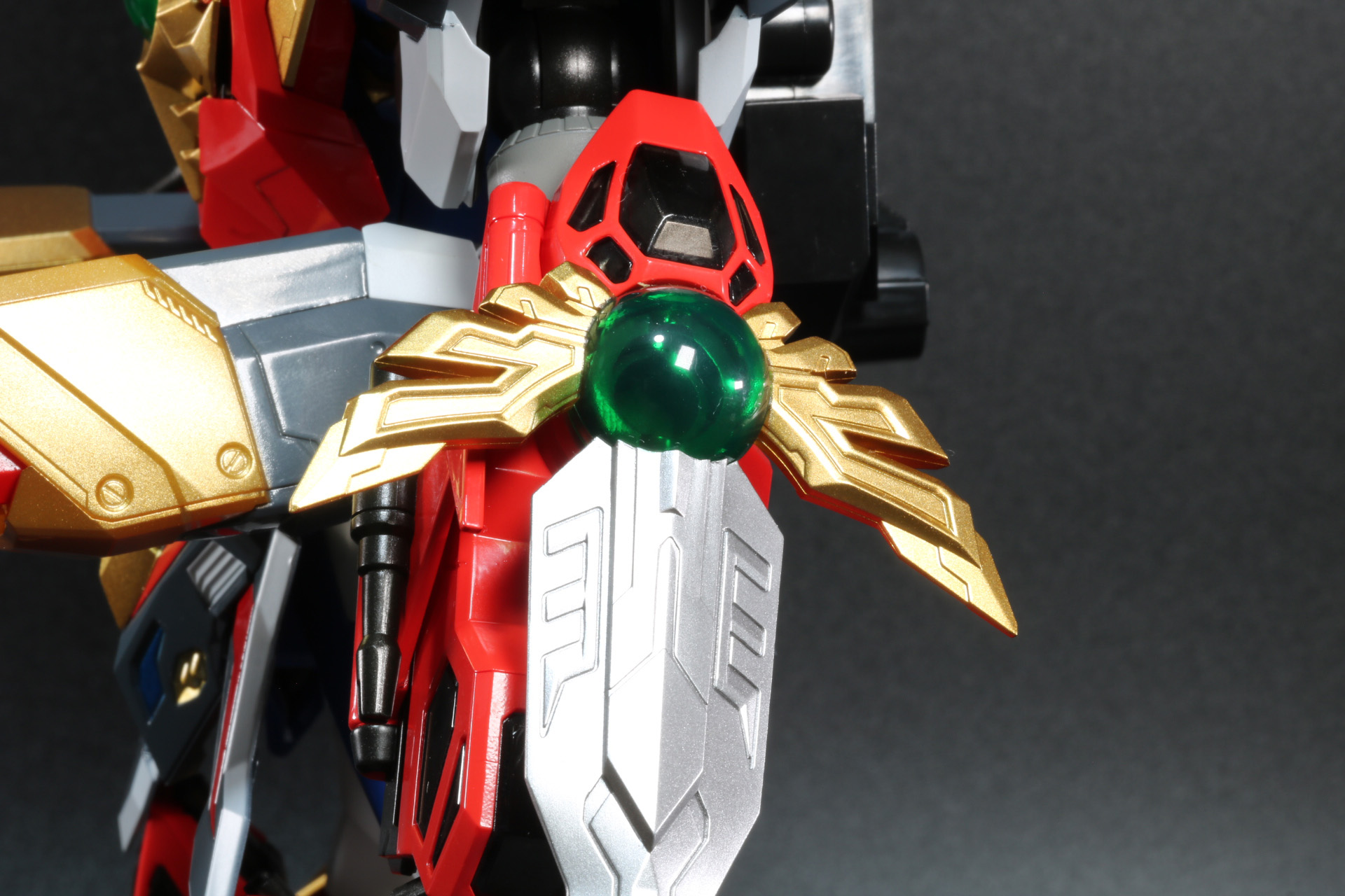 左腕の超重剣は細かいモールドが施され、ディテールも抜群