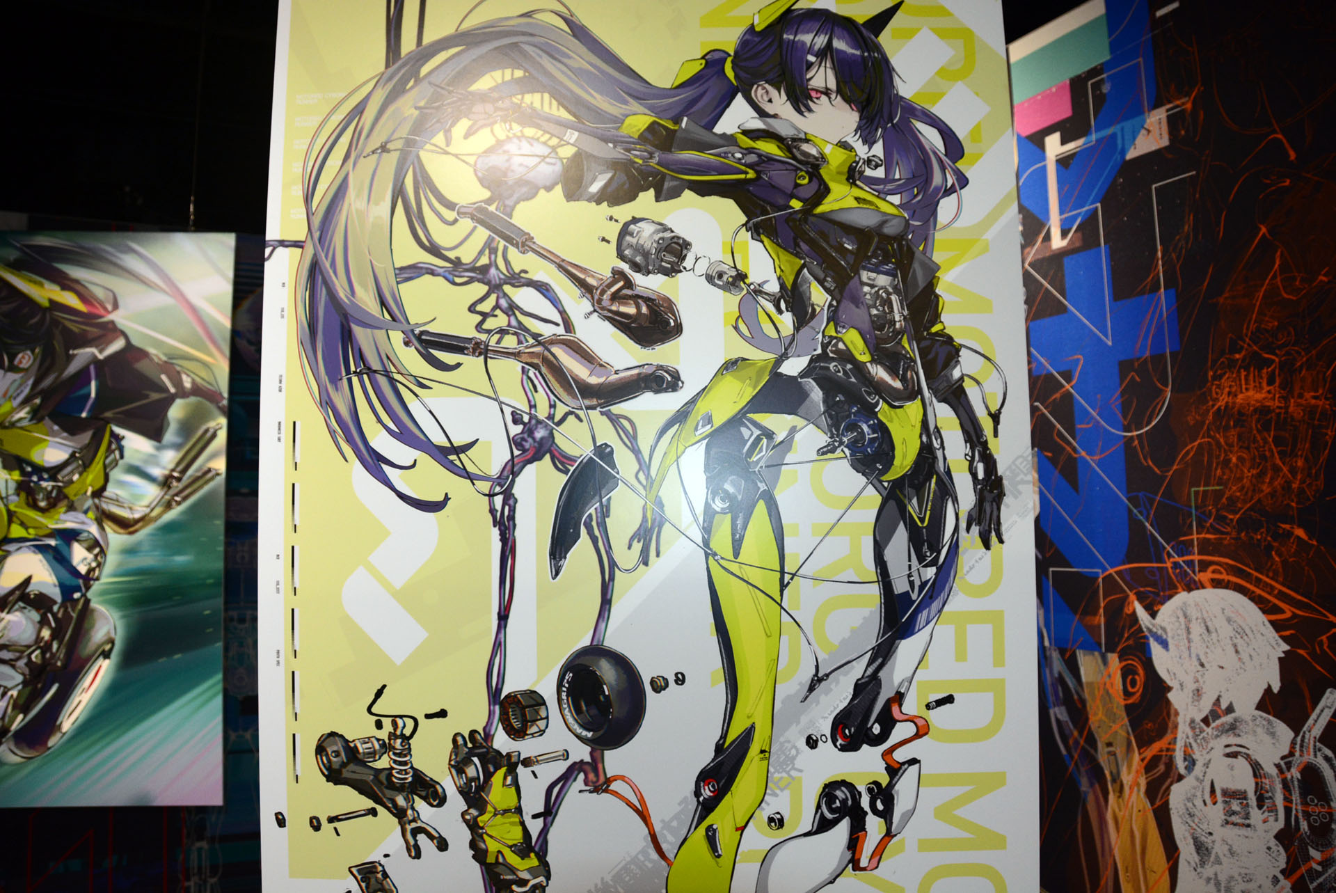 ネジやエンジンといったメカニックディテール、脚部はフレームと一体化しているなどバイクなど実際のメカのイメージが盛り込まれているのがわかる