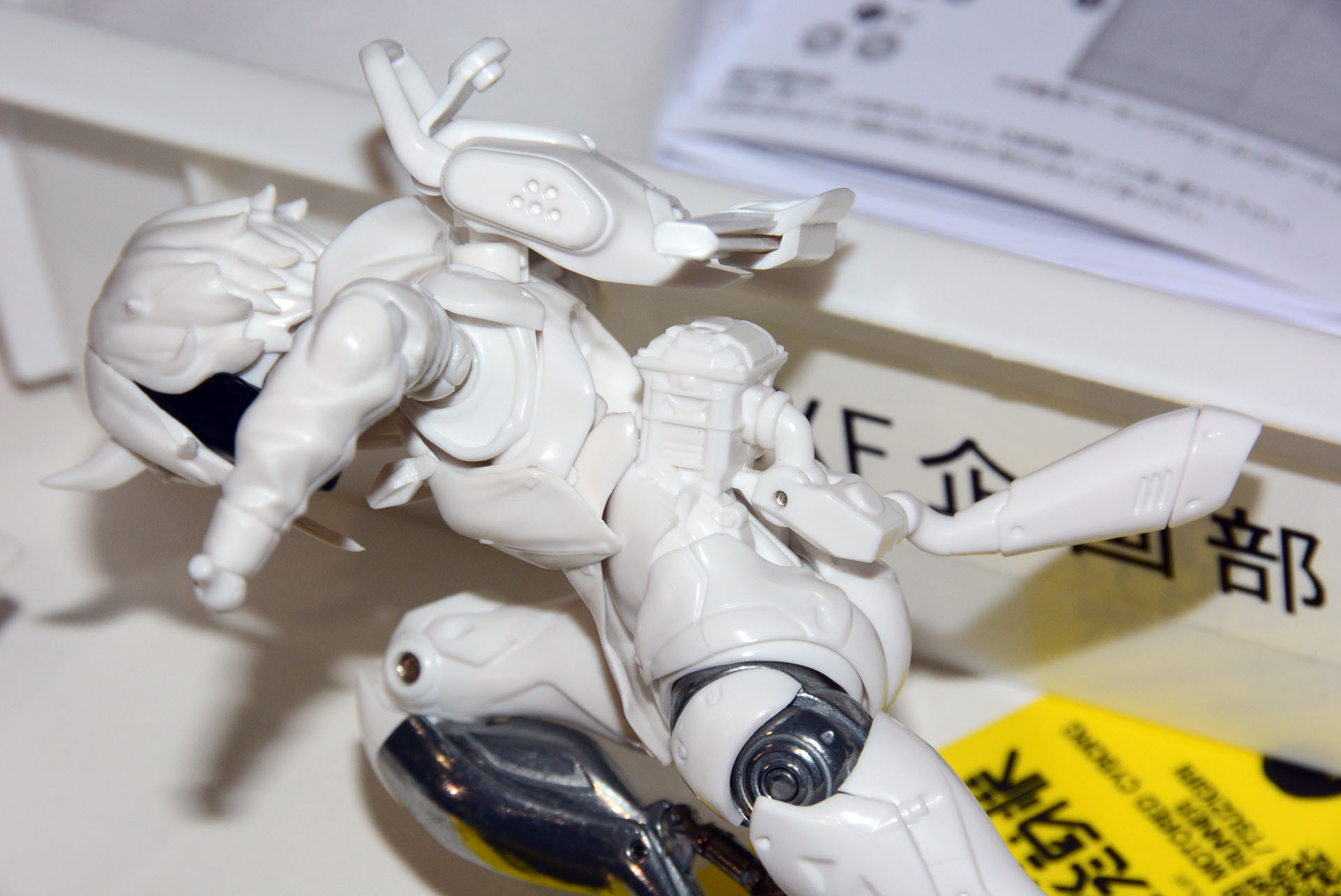 腹部に収められていたエンジンを露出させる