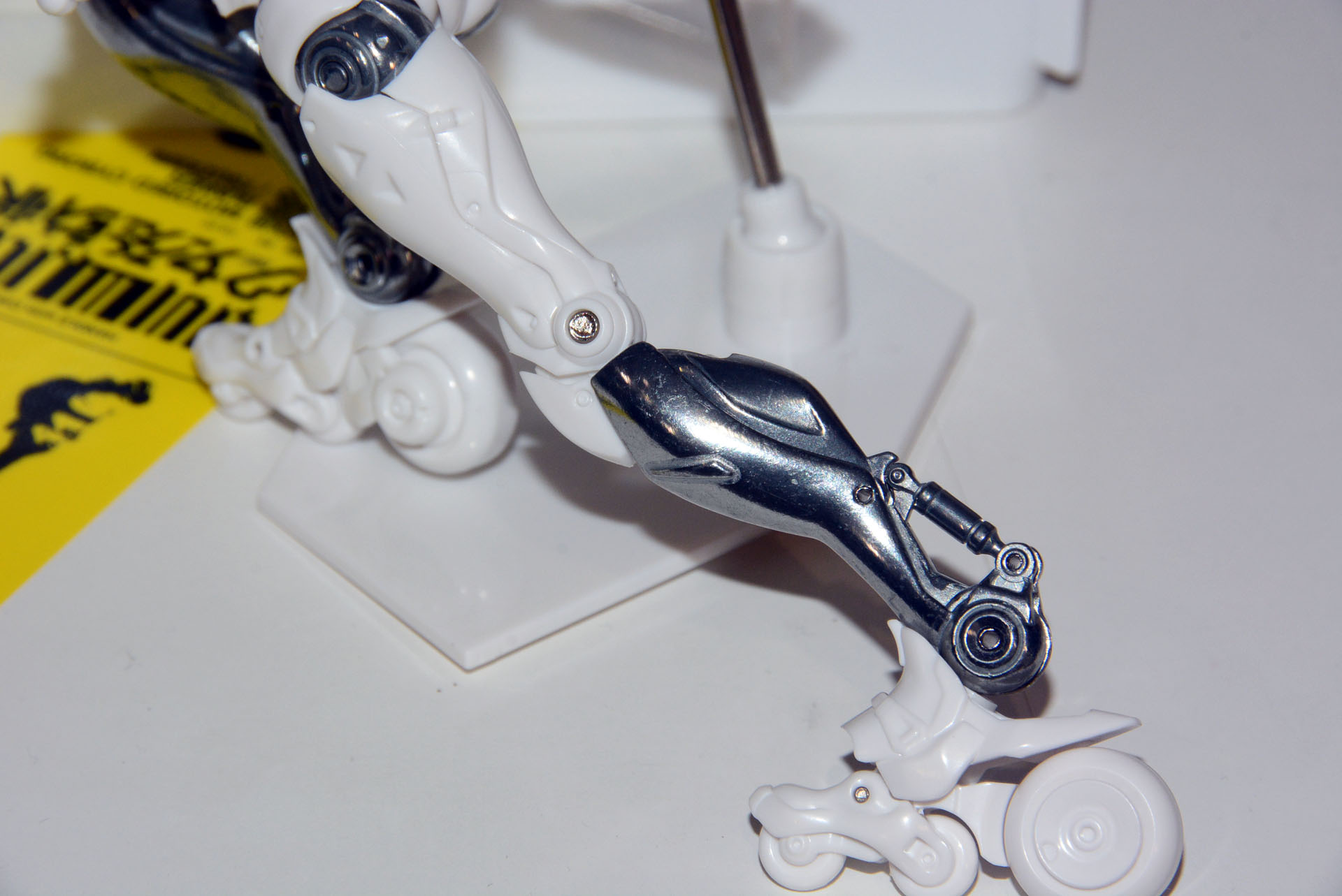 金属パーツの造型もシャープだ