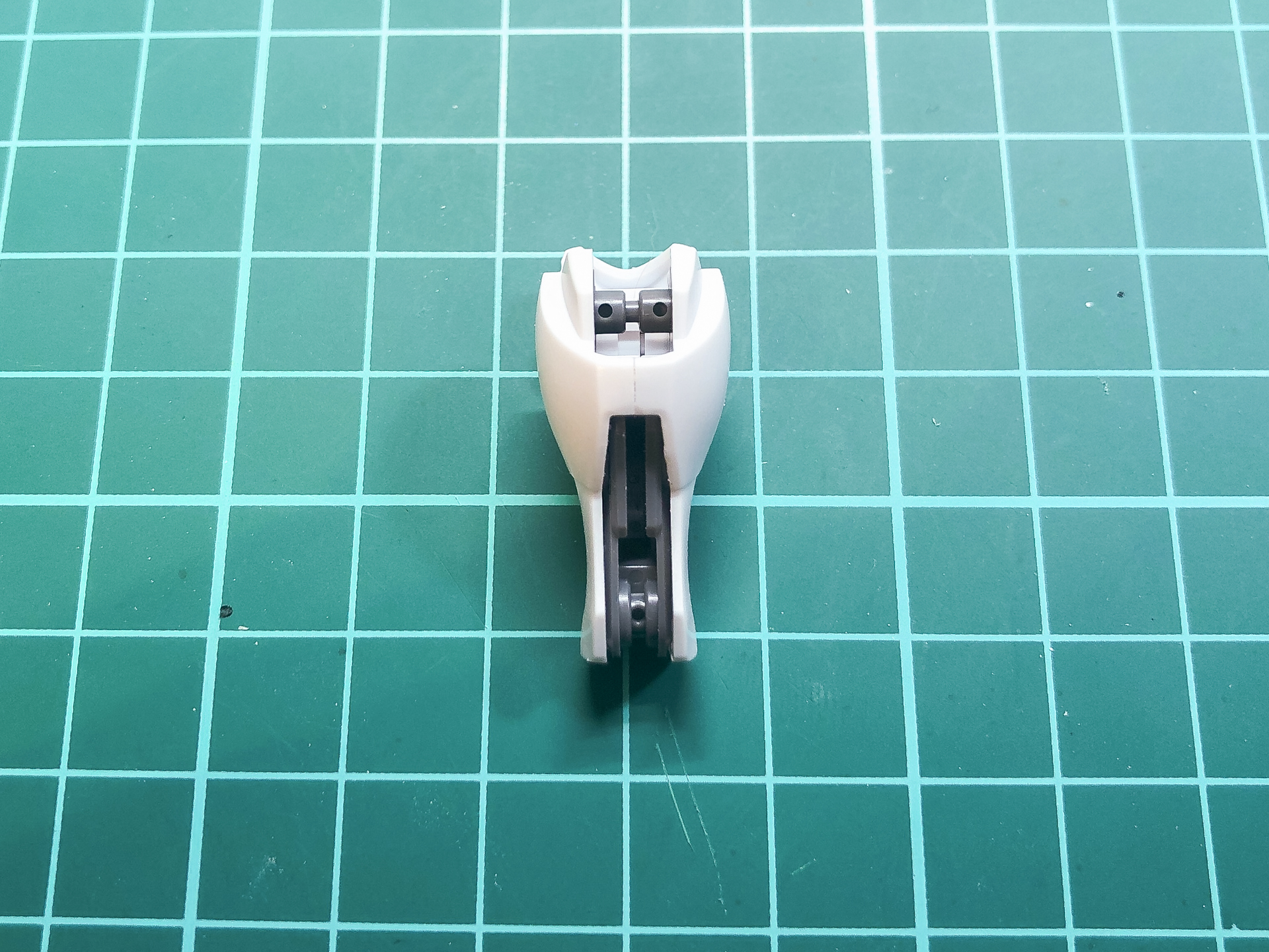 ふくらはぎ裏も中央に合わせ目が発生します。