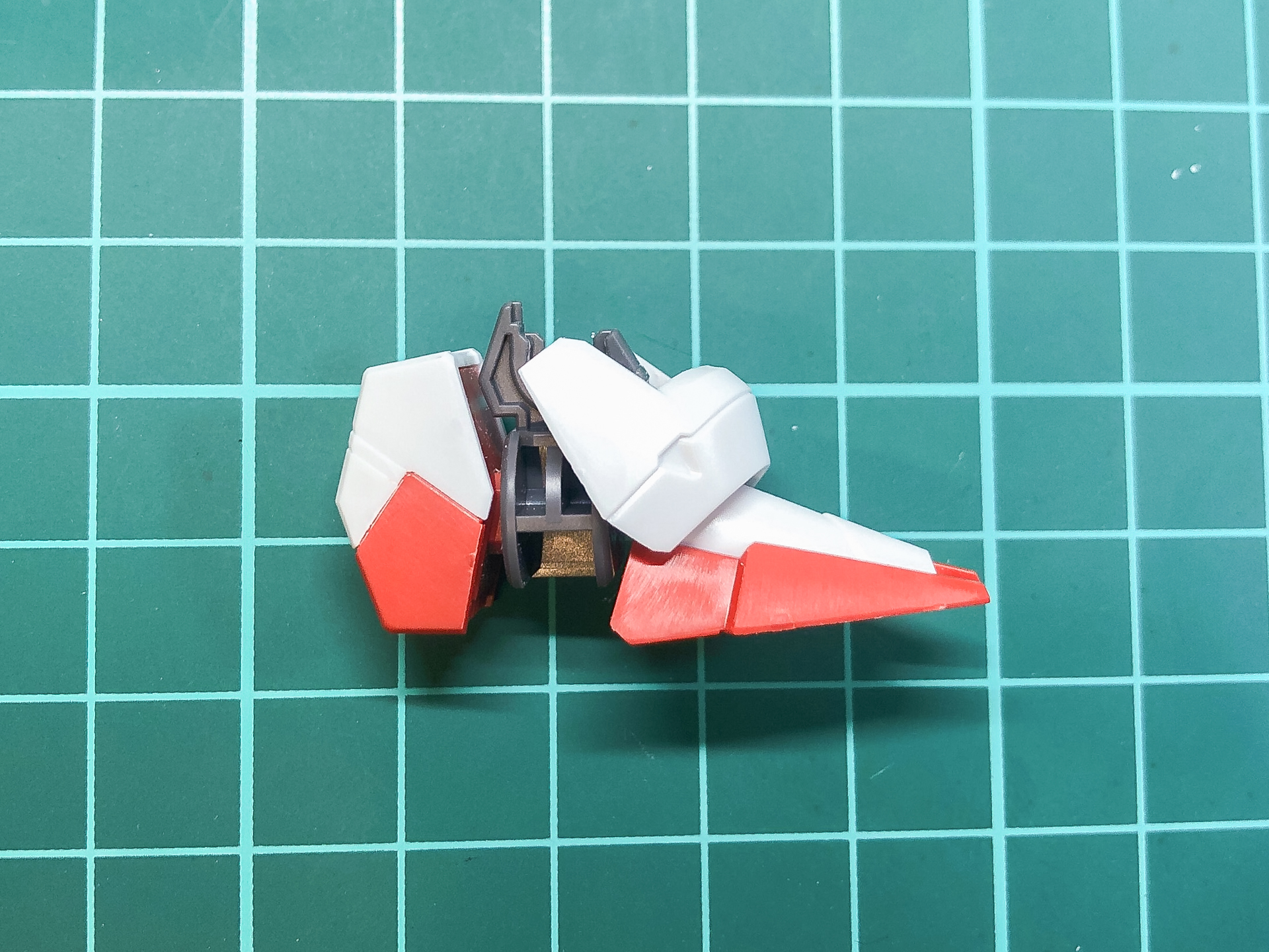 くるぶし部分に存在する肉抜き箇所。フレーム部分に肉抜き穴が見られます。