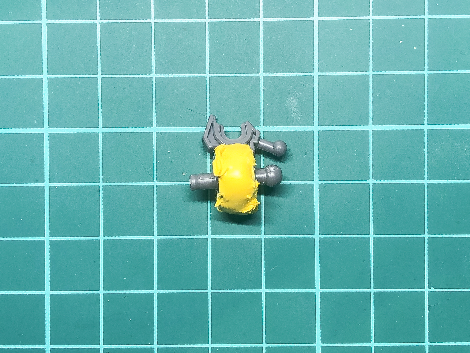 パテを盛りつけたフレームパーツ。ポリパテは硬化時に肉痩せが発生するため盛り上がるようにパテを盛りつけます。