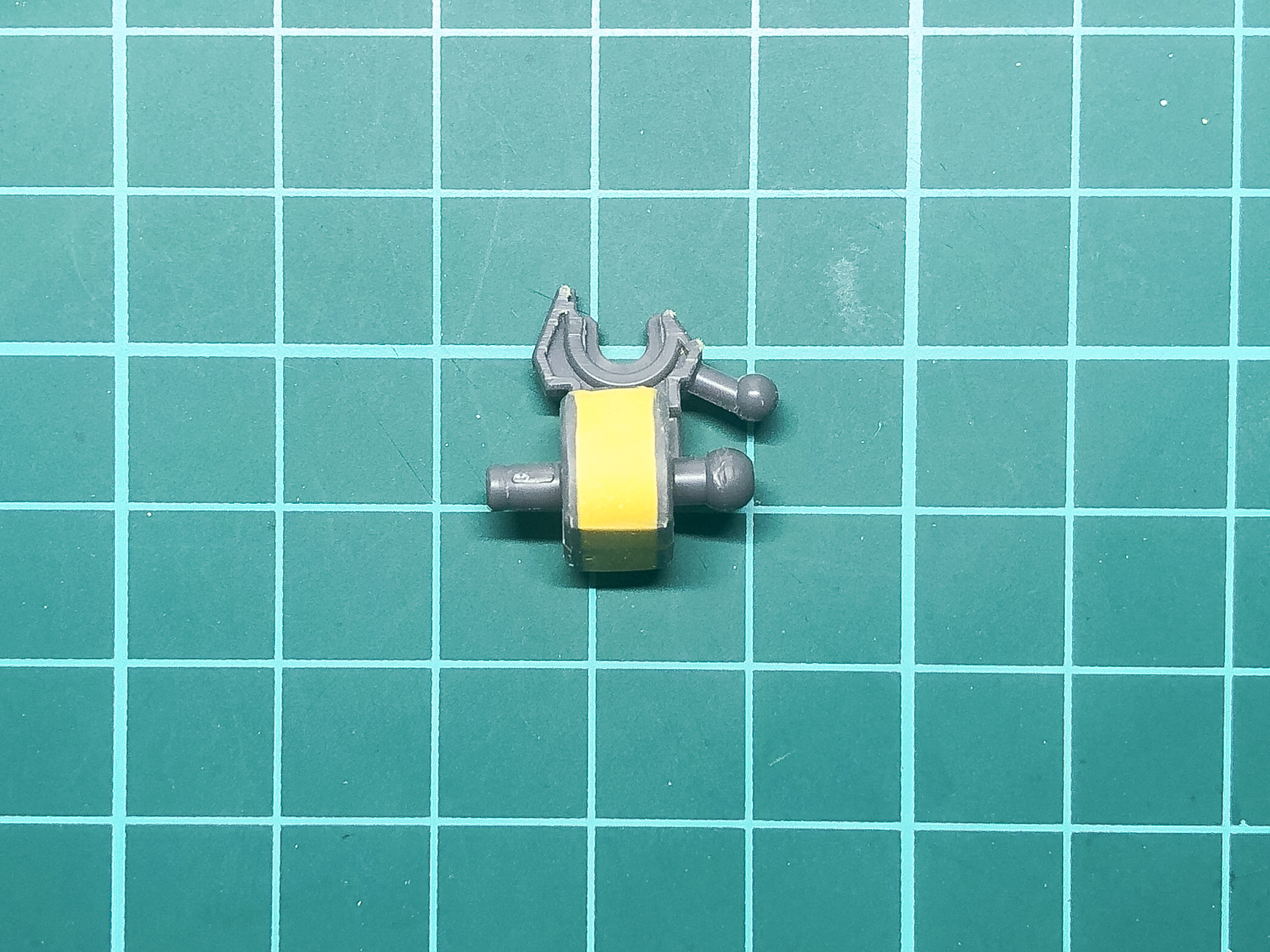 余分なポリパテをやすりで削り落としたフレームパーツ。パーツの形が崩れてしまわないように注意しながら成形していきます。