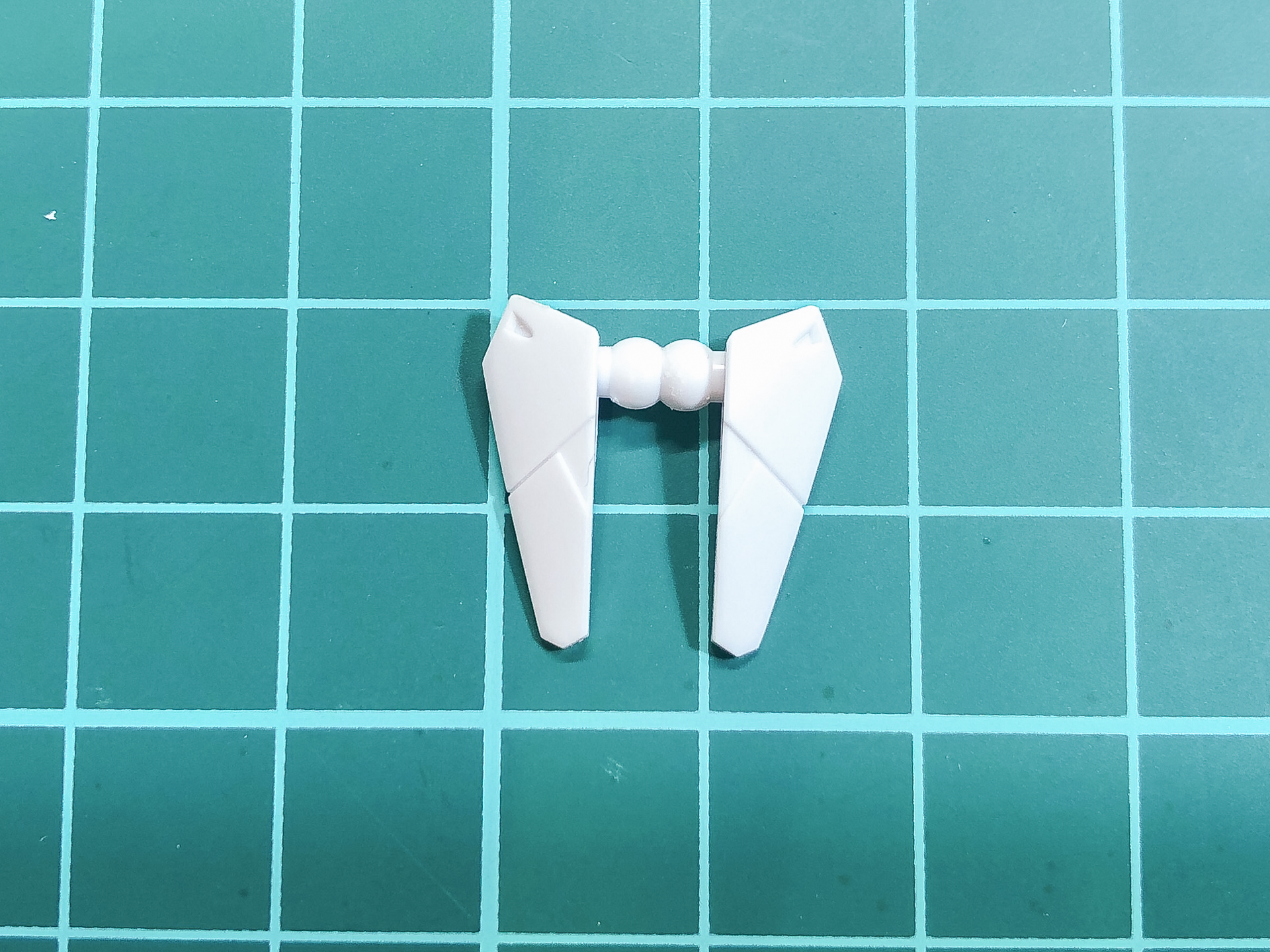 分割前のフロントアーマー。このままでは独立稼働できないので中央を分割します。