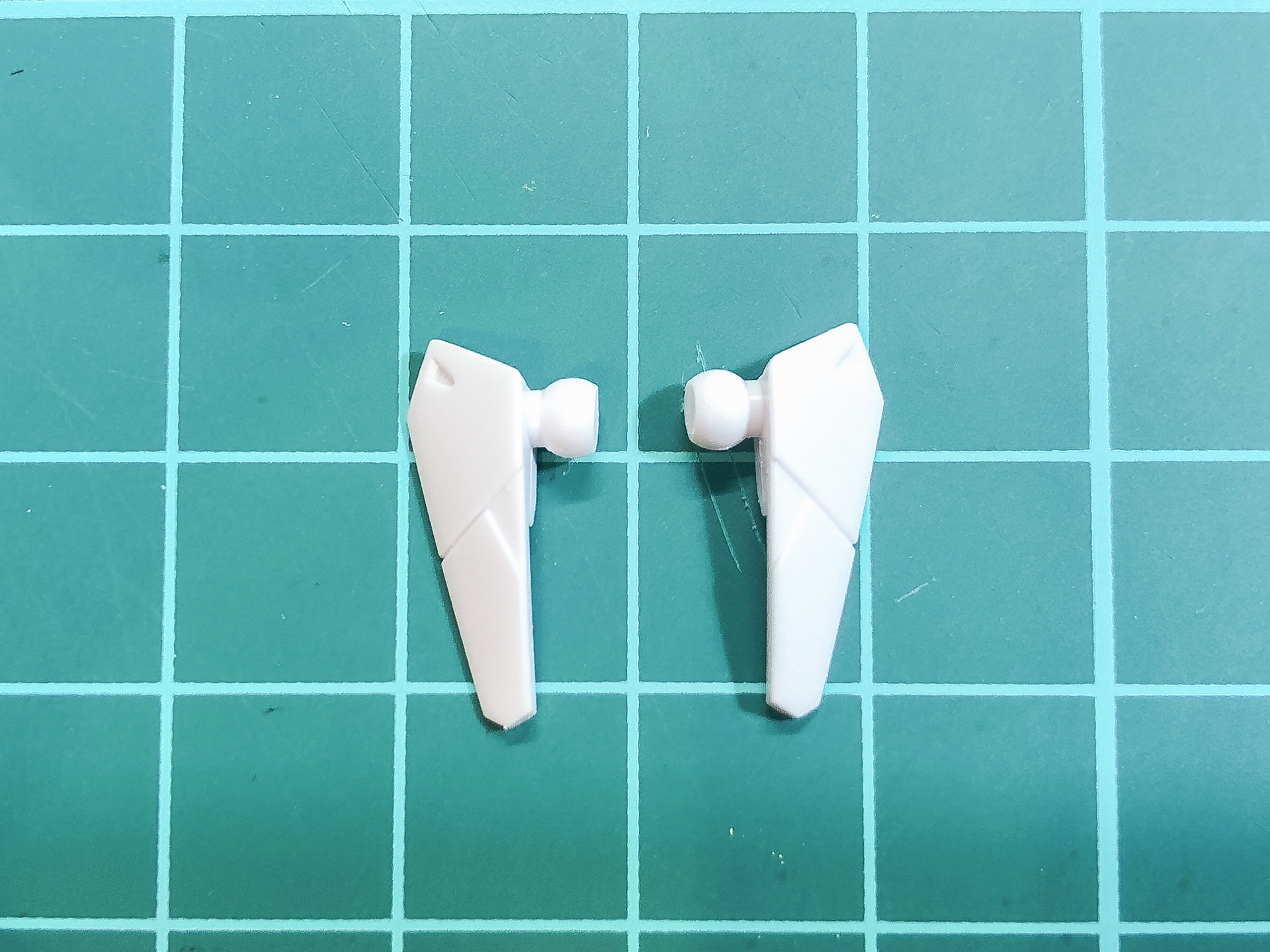 分割を行なったフロントアーマー。中央をカットするだけで加工完了です。